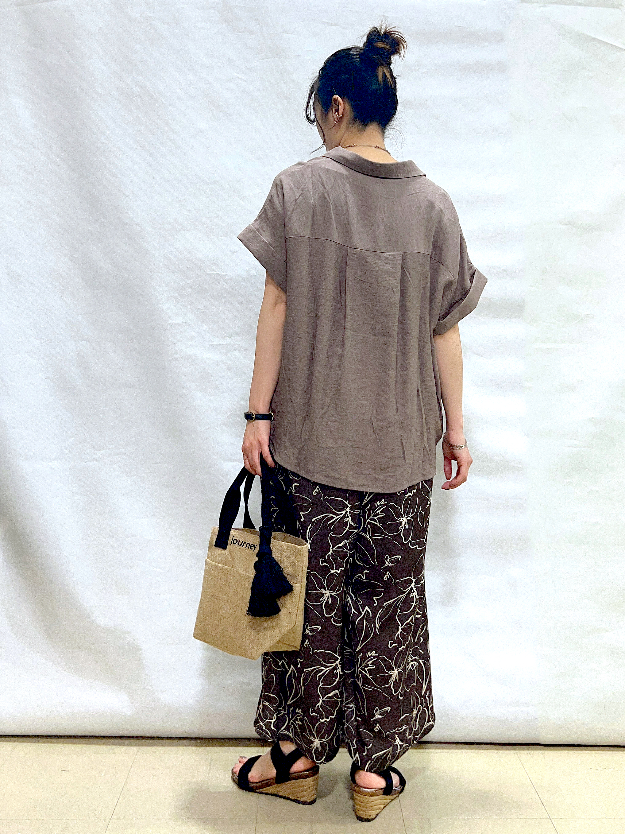 まっつんさんの「SHOO･LA･RUE｜【S-LL/洗濯機可】インせず着られる 裾タック スキッパーシャツ」を使ったコーディネート