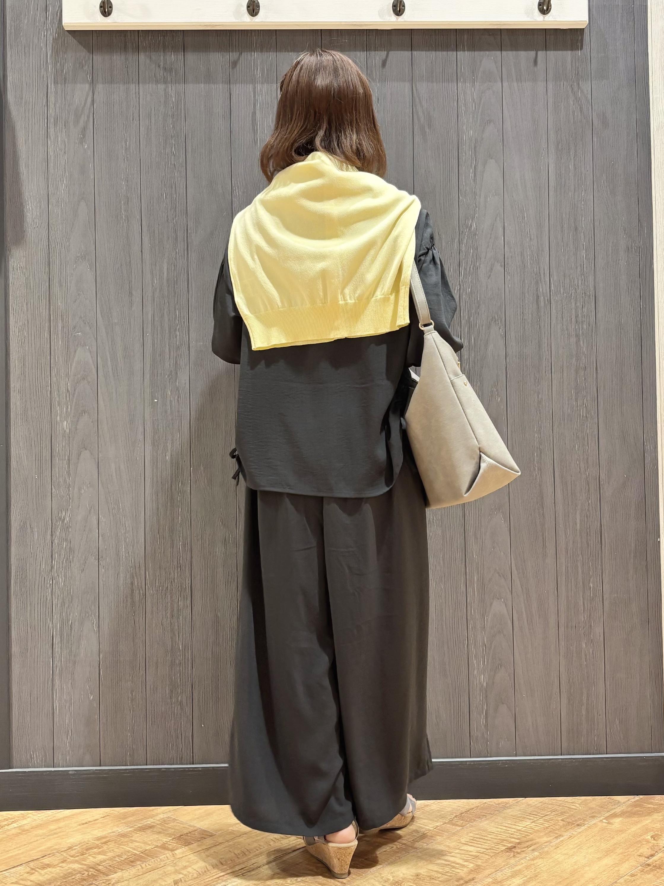 meiさんの「SHOO･LA･RUE｜【洗濯機可/UV/アンチピリング/S-LL】いろいろボタンが華やか クルーネックカーディガン」を使ったコーディネート