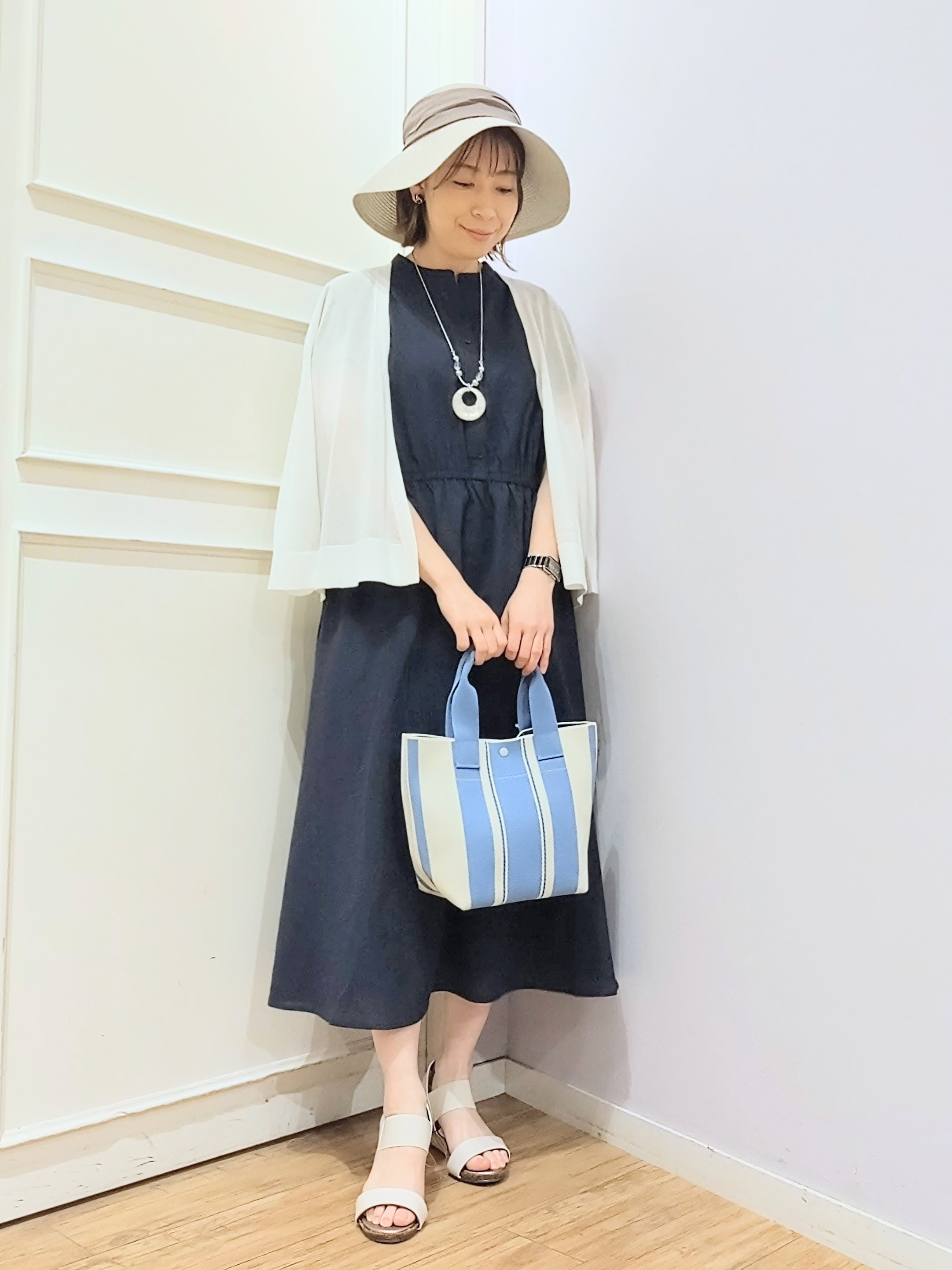 miomioさんの「SHOO･LA･RUE｜【洗濯機可/S-LL】オンにもオフにも マルチに使えるボタンレスカーディガン」を使ったコーディネート