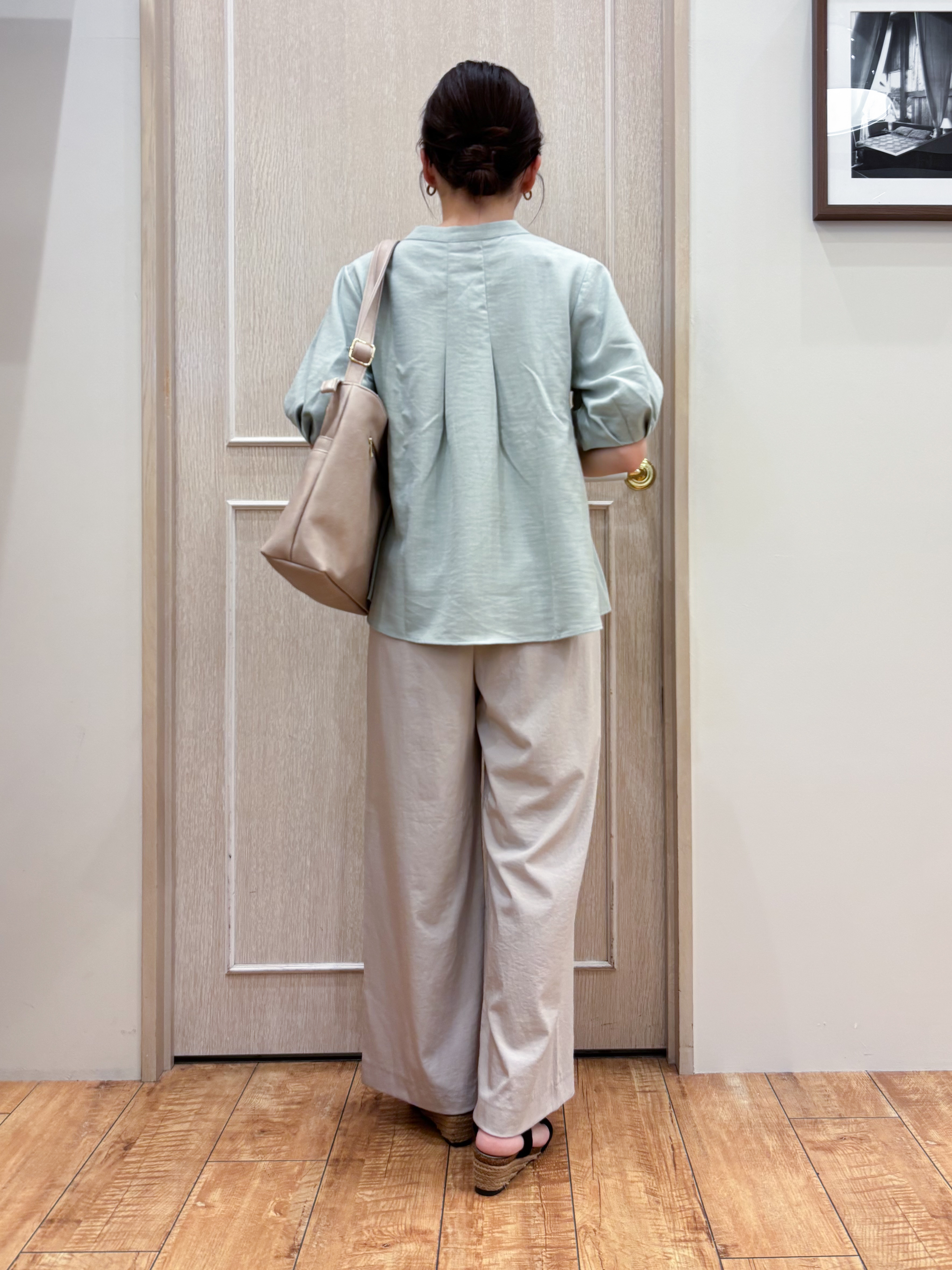 なみさんの「SHOO･LA･RUE｜【高レビュー/洗濯後しわになりにくい/インせず着られる】自然に体型カバー 麻調ペプラムブラウス」を使ったコーディネート