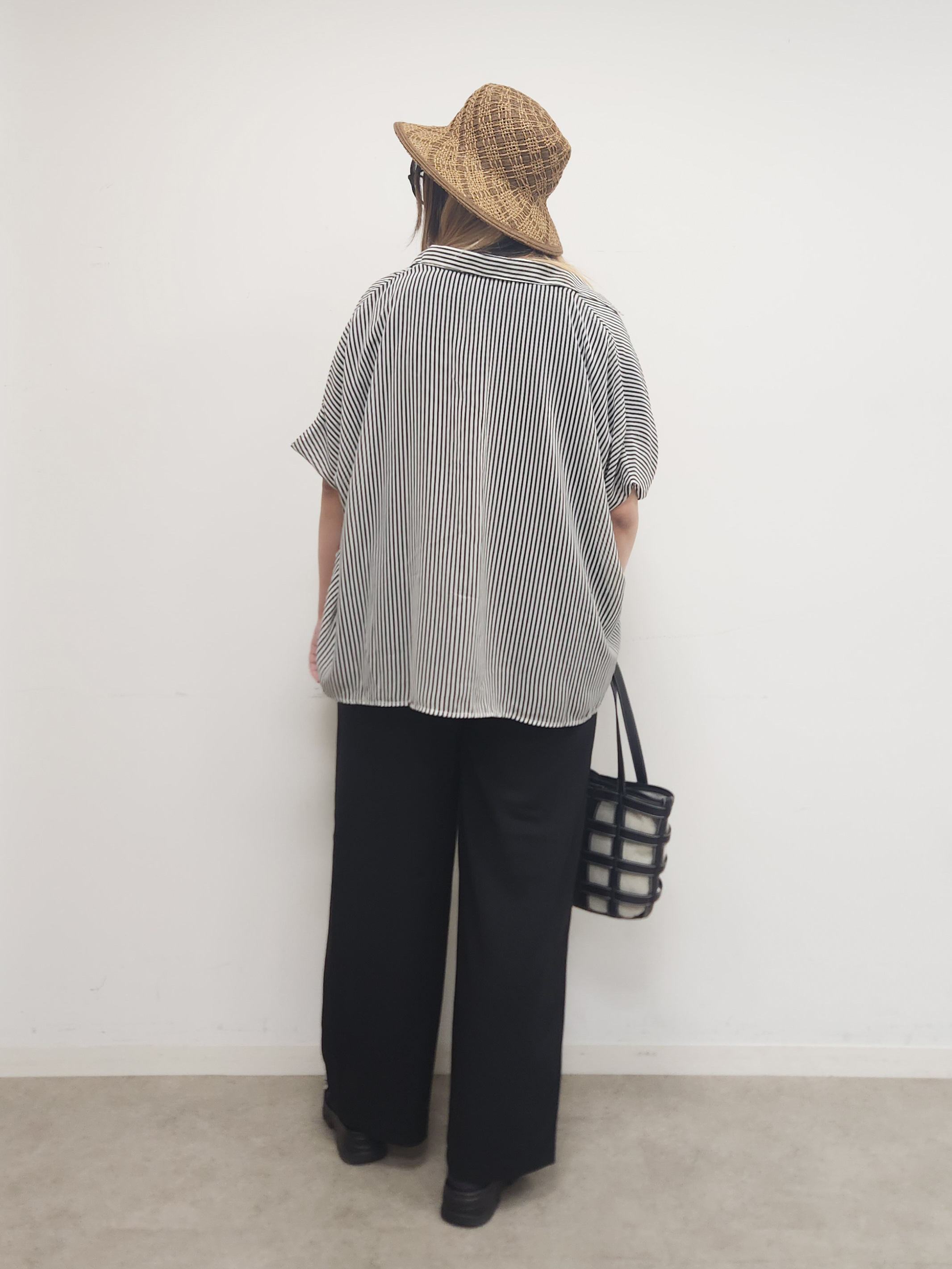れーやんさんの「SHOO･LA･RUE｜【洗濯機可/体型カバー】羽織るだけで雰囲気変わる 柄アソート ポンチョ風シアーシャツ」を使ったコーディネート