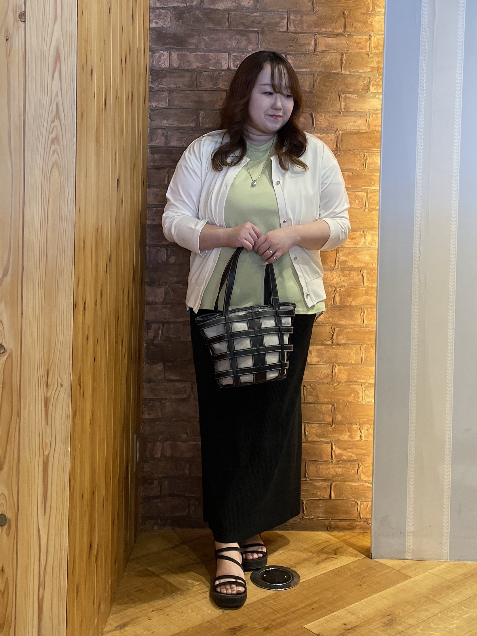 Risaさんの「SHOO･LA･RUE｜【体型カバー/S-LL】インせず着られる 前後素材切替Tシャツ」を使ったコーディネート