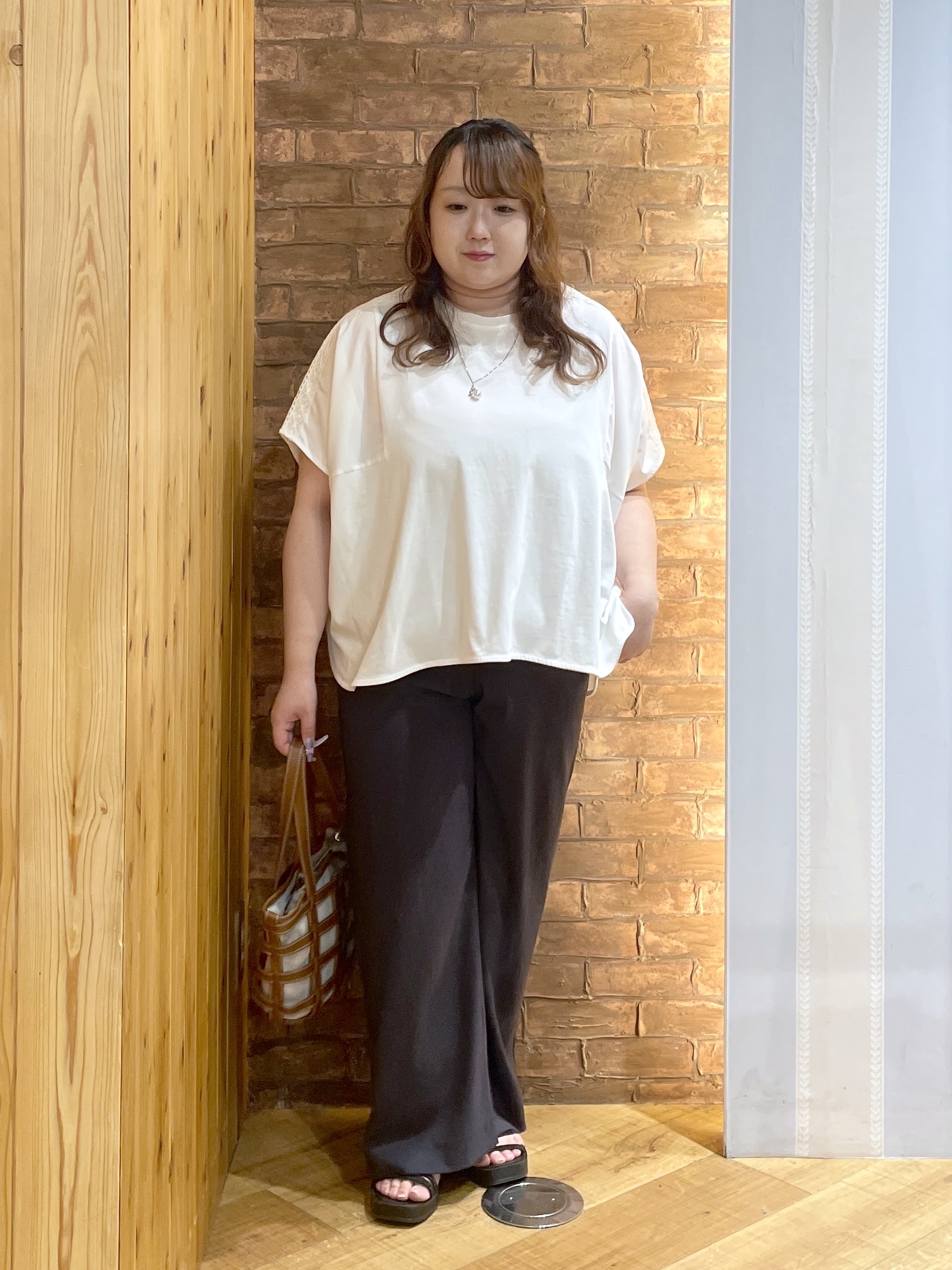 Risaさんの「SHOO･LA･RUE｜【洗濯機可/体型カバー】インせず着られる 肩レース切り替えポンチョ風トップス」を使ったコーディネート