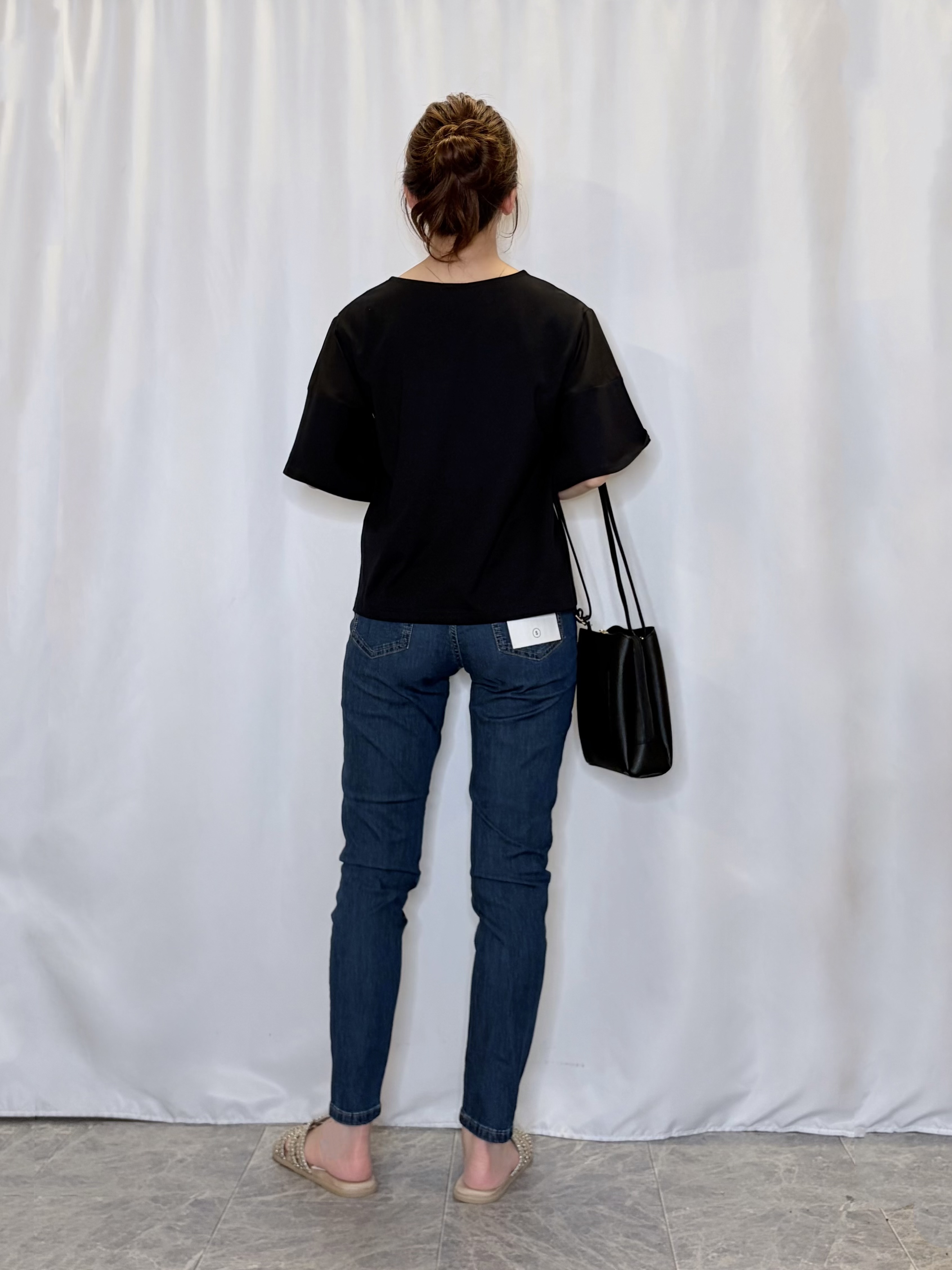 おうめさんの「SHOO･LA･RUE｜【S-LL/洗濯機可/体型カバー】フレアスリーブで二の腕を自然に隠せる 浅VネックTシャツ」を使ったコーディネート