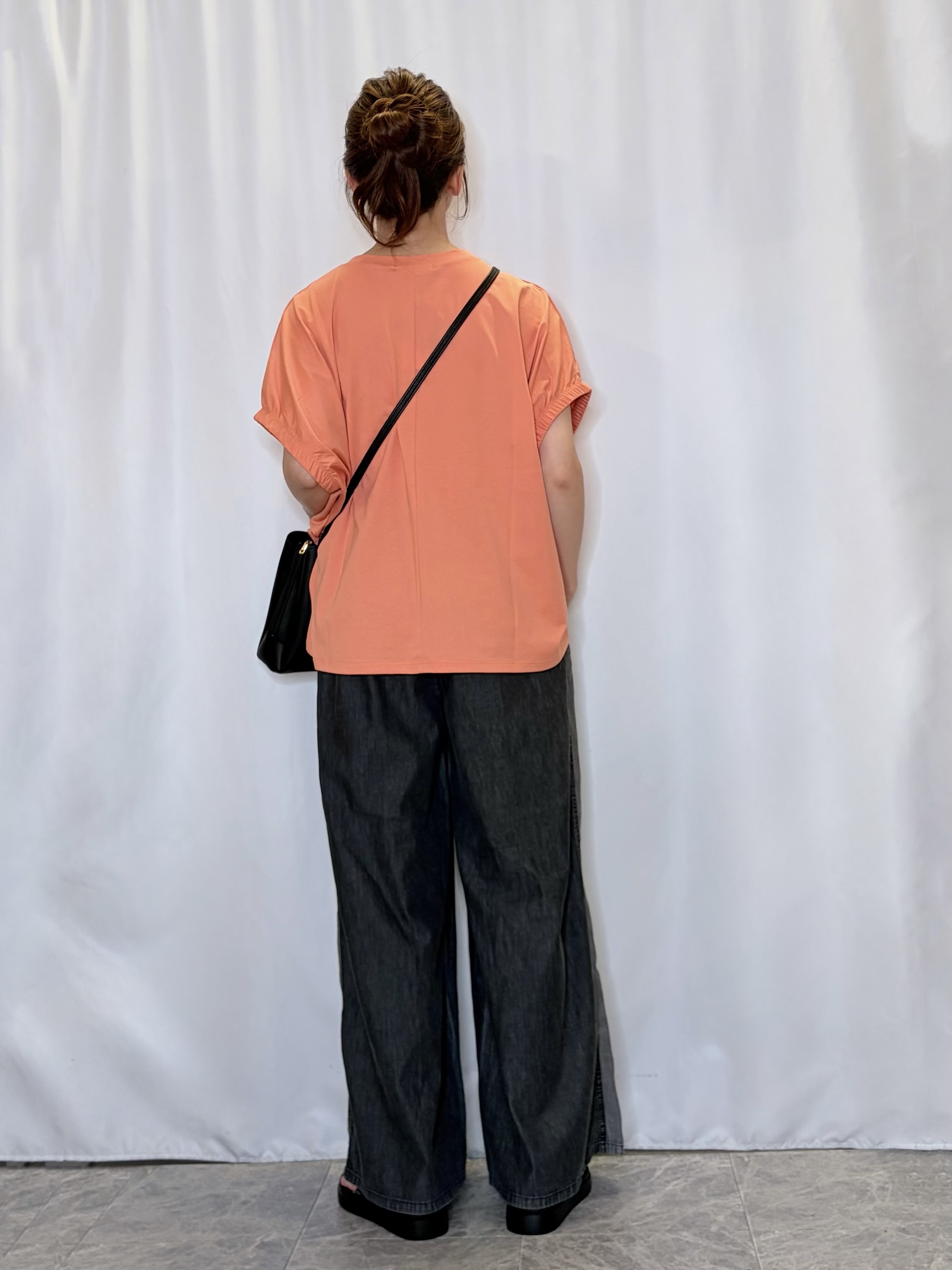 おうめさんの「SHOO･LA･RUE｜【洗濯機可】シンプルにこなれて見せる お袖ギャザードルマンTシャツ」を使ったコーディネート