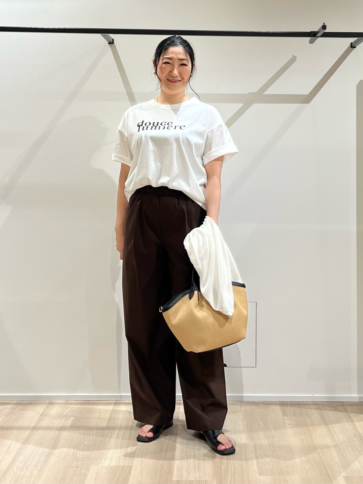 TOMOMIさんの「UNTITLED｜コットンロゴTシャツ」を使ったコーディネート