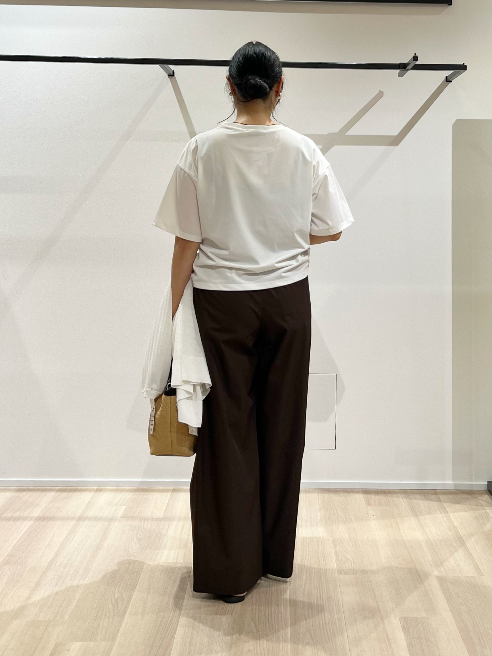 TOMOMIさんの「UNTITLED｜コットンロゴTシャツ」を使ったコーディネート