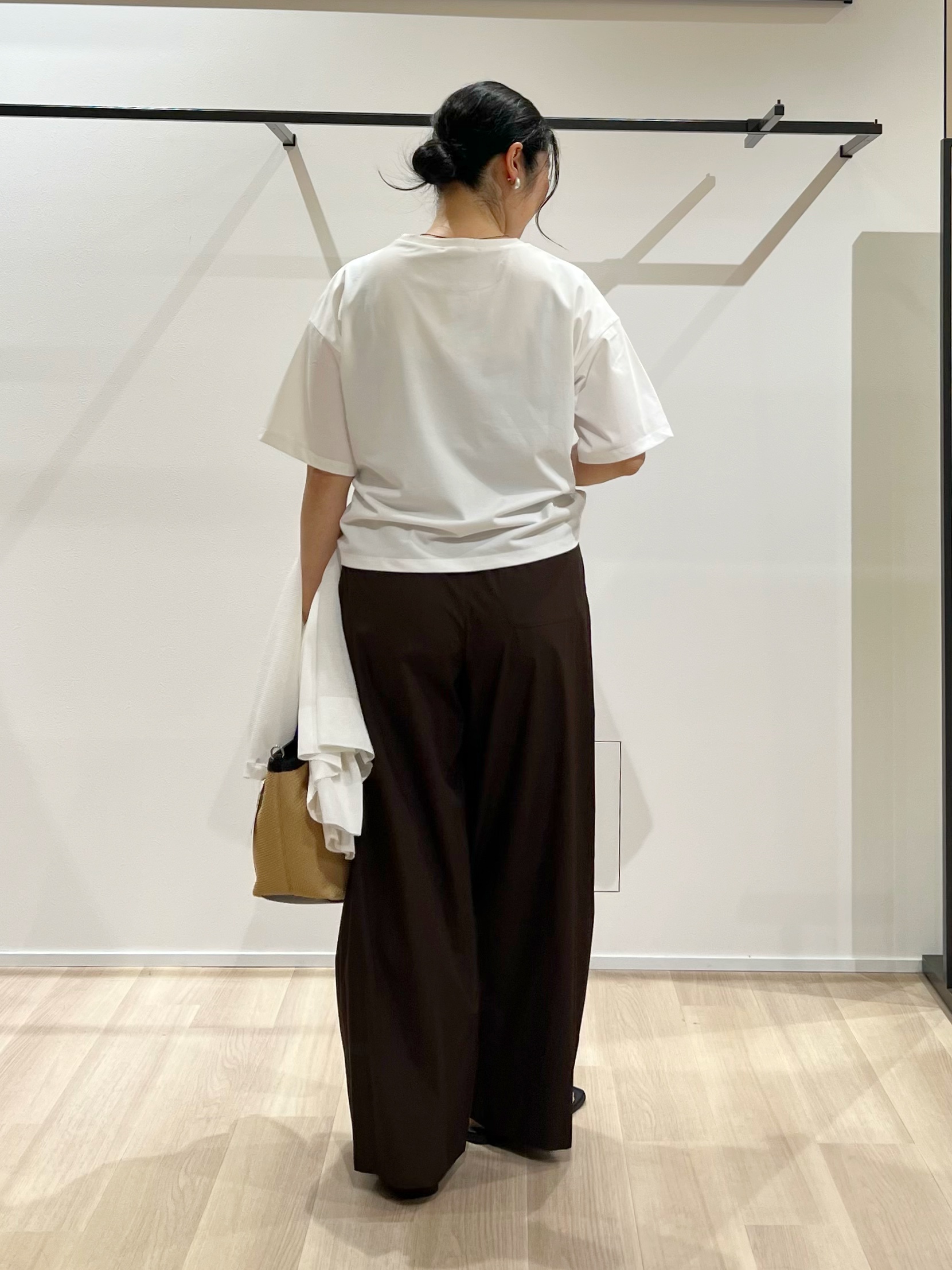 TOMOMIさんの「UNTITLED｜コットンロゴTシャツ」を使ったコーディネート