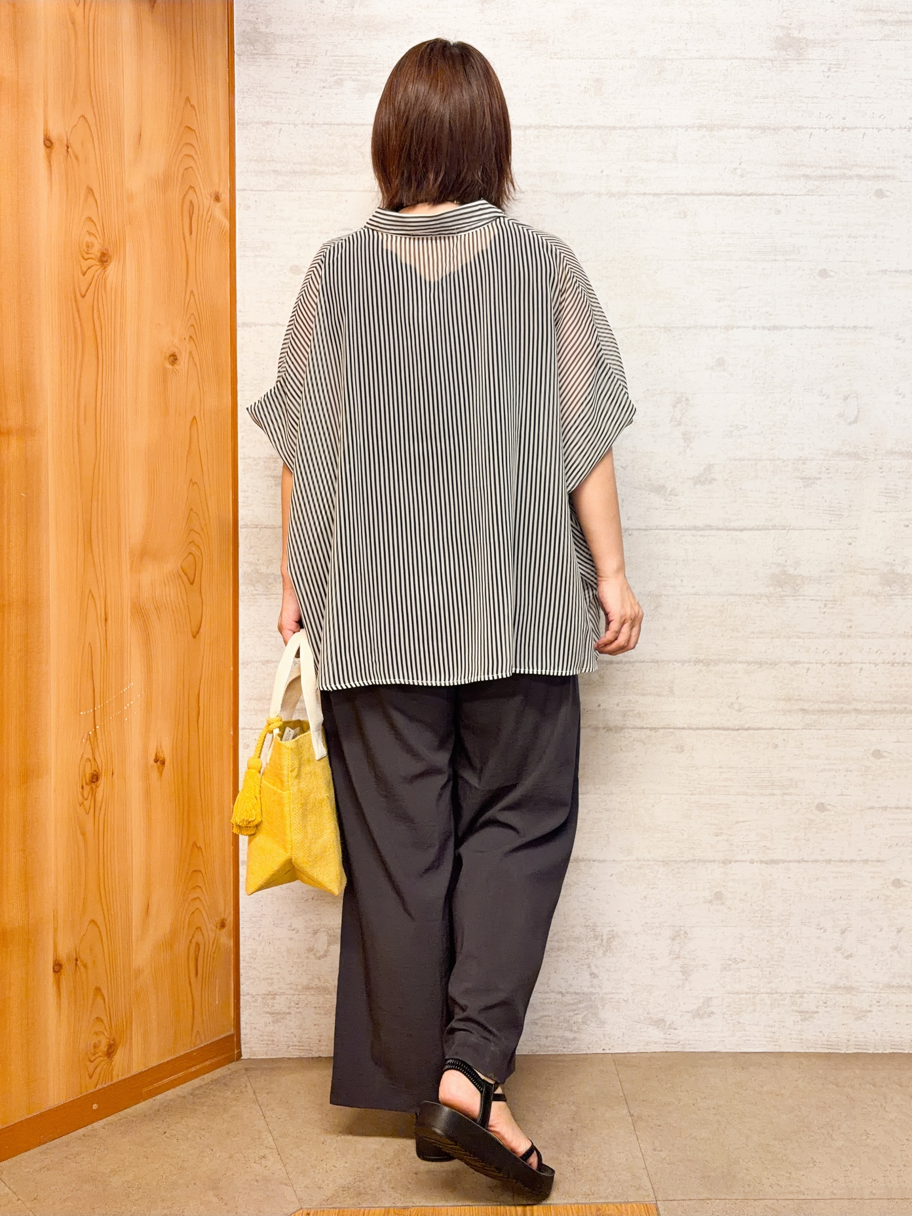 yocchiさんの「SHOO･LA･RUE｜【洗濯機可/体型カバー】羽織るだけで雰囲気変わる 柄アソート ポンチョ風シアーシャツ」を使ったコーディネート
