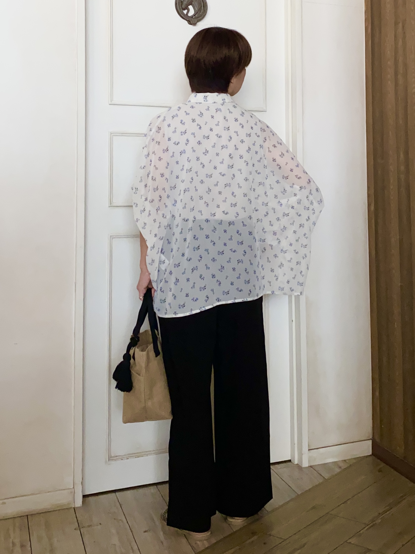 WAさんの「SHOO･LA･RUE｜【洗濯機可/体型カバー】羽織るだけで雰囲気変わる 柄アソート ポンチョ風シアーシャツ」を使ったコーディネート