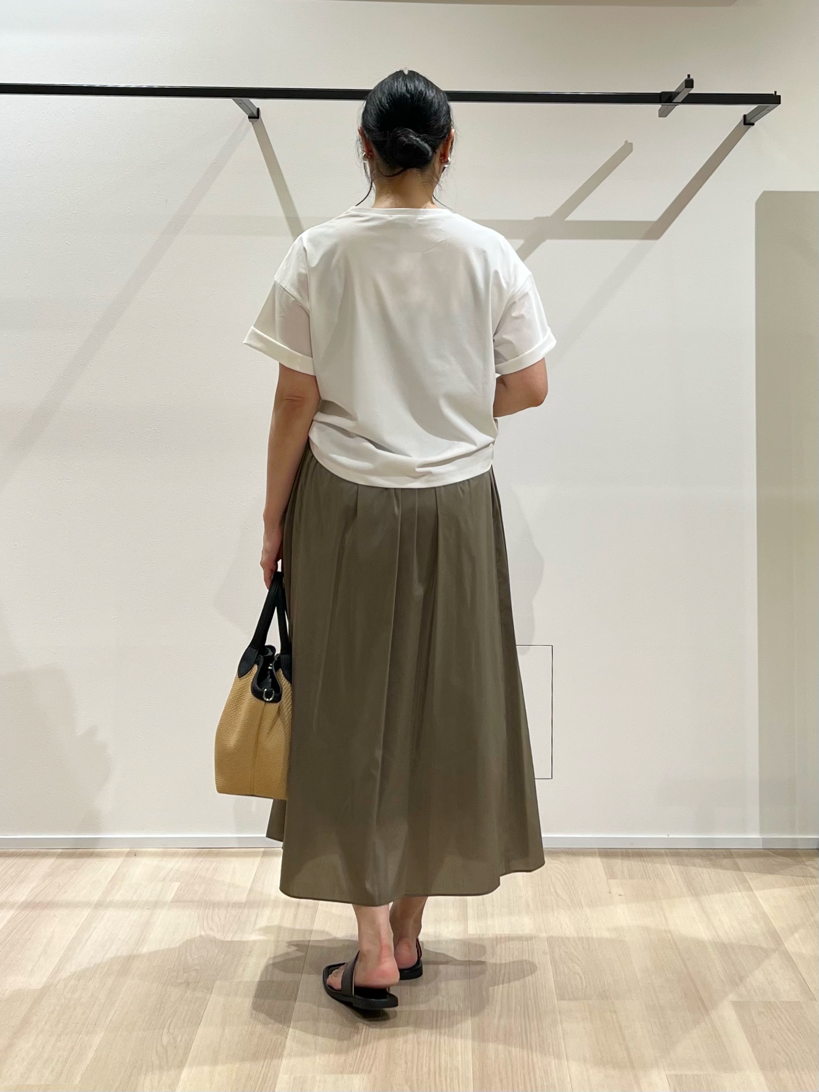 TOMOMIさんの「UNTITLED｜コットンロゴTシャツ」を使ったコーディネート