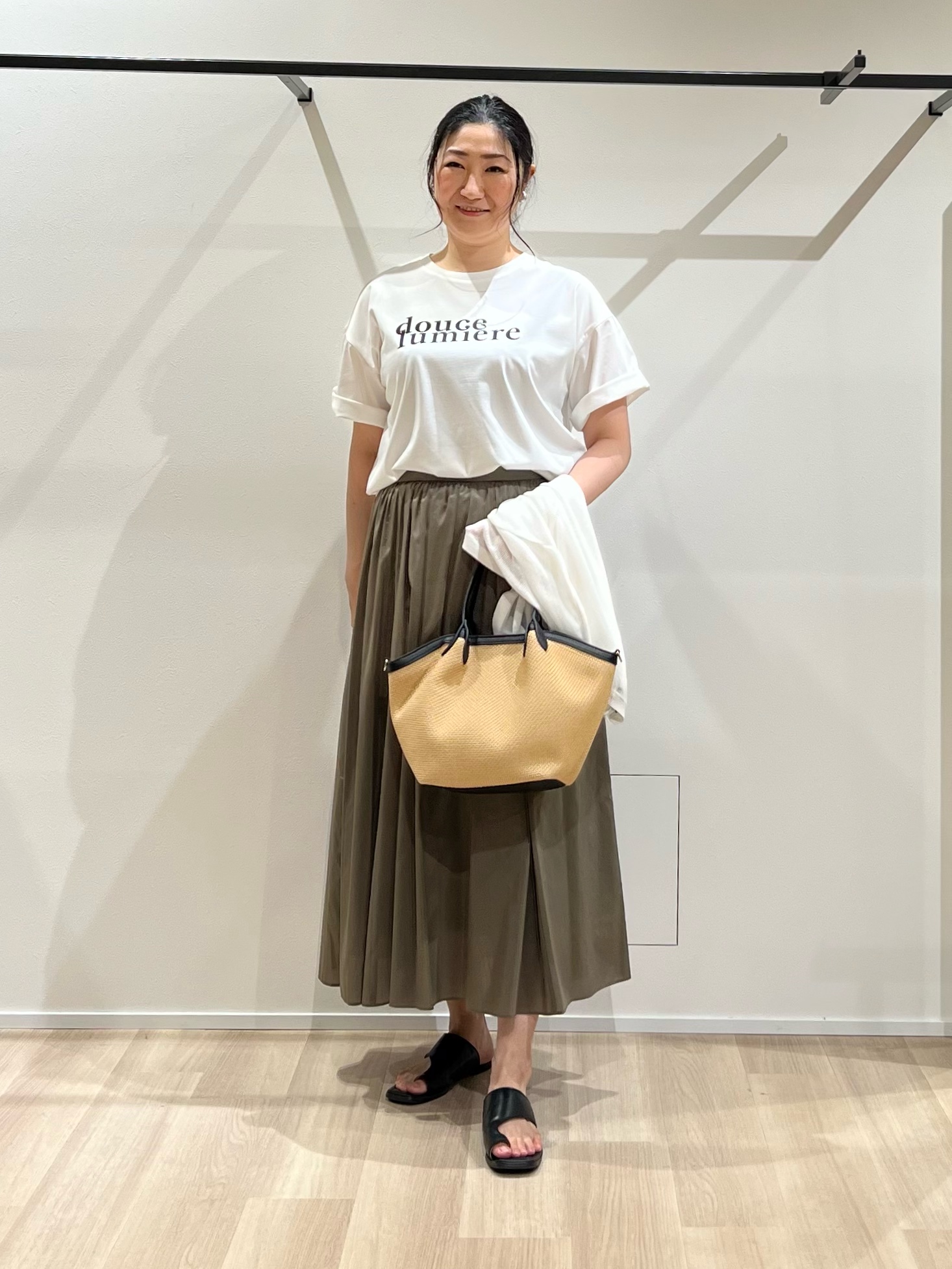 TOMOMIさんの「UNTITLED｜コットンロゴTシャツ」を使ったコーディネート