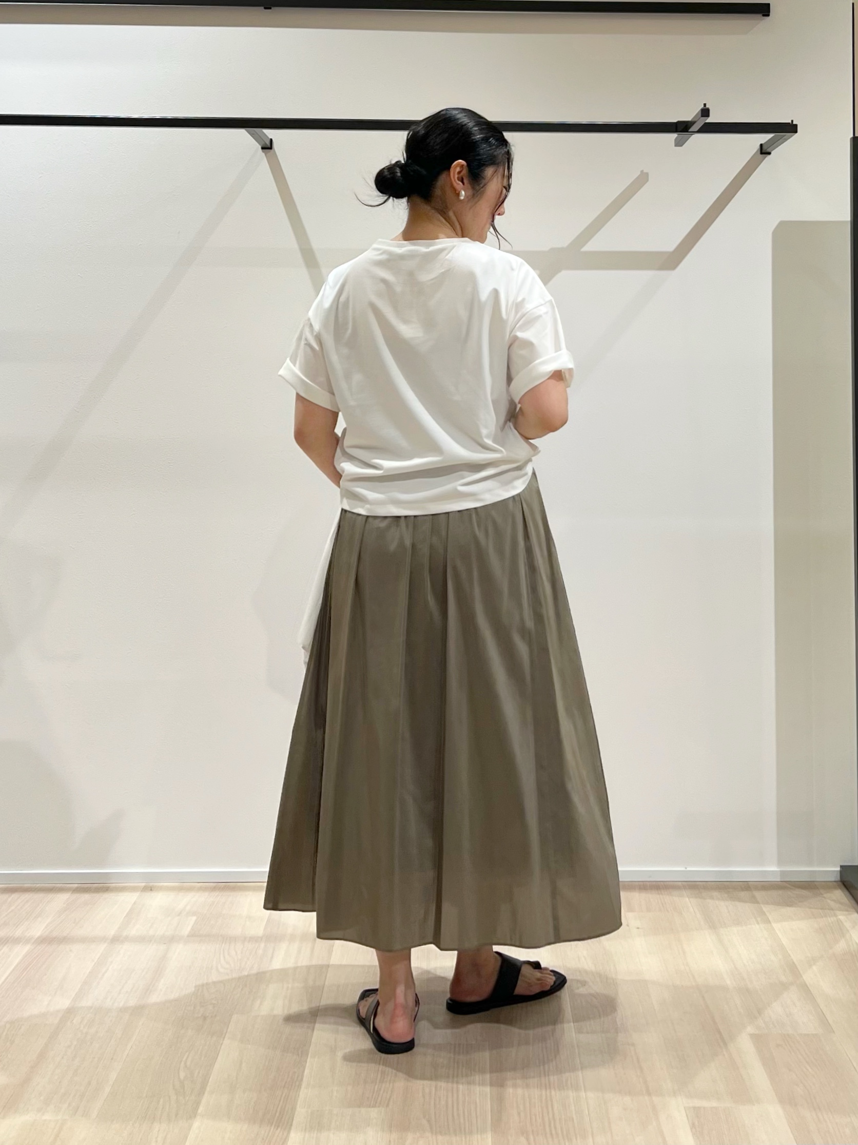 TOMOMIさんの「UNTITLED｜コットンロゴTシャツ」を使ったコーディネート