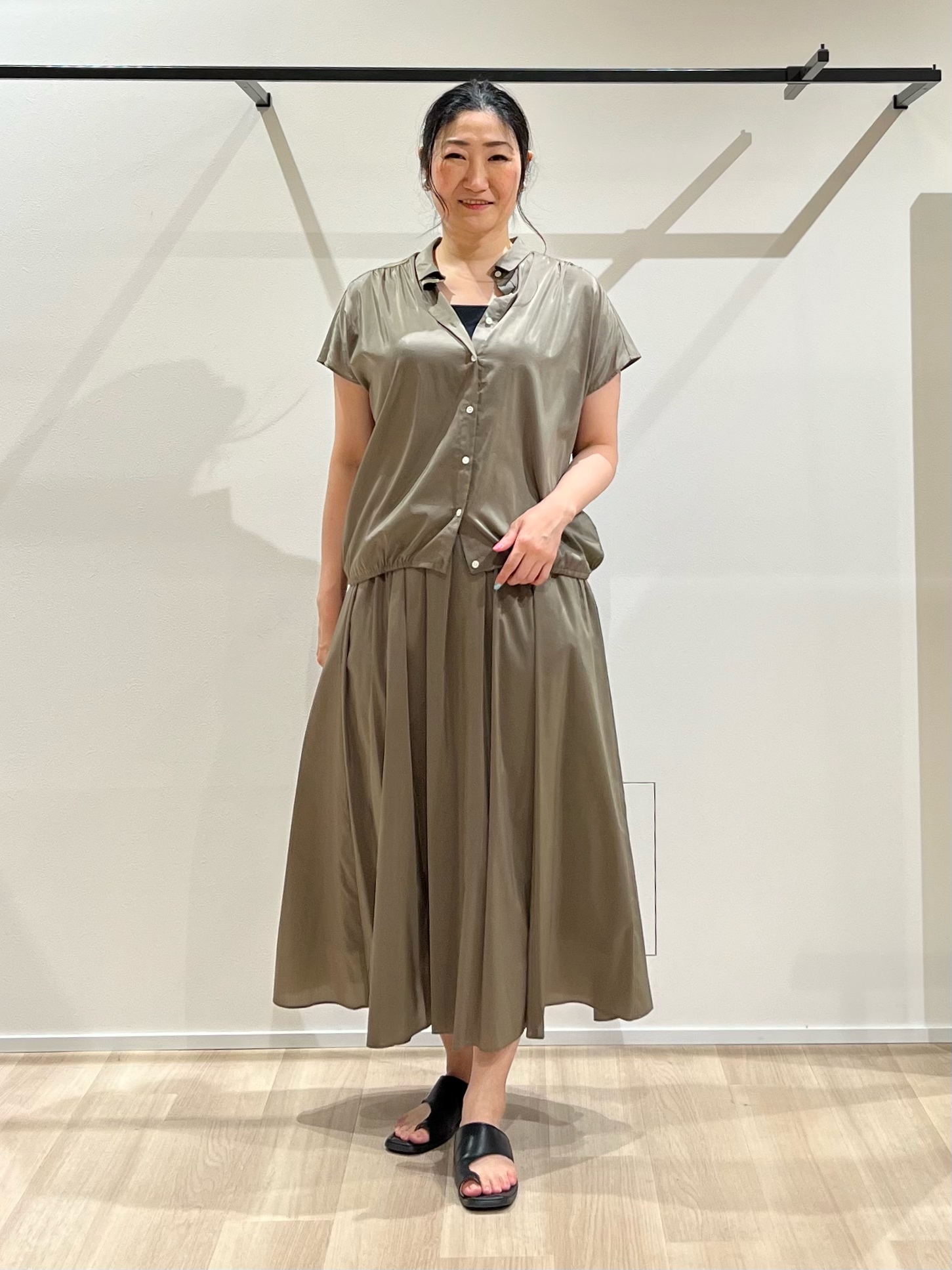 TOMOMIさんの「UNTITLED｜コットンロゴTシャツ」を使ったコーディネート