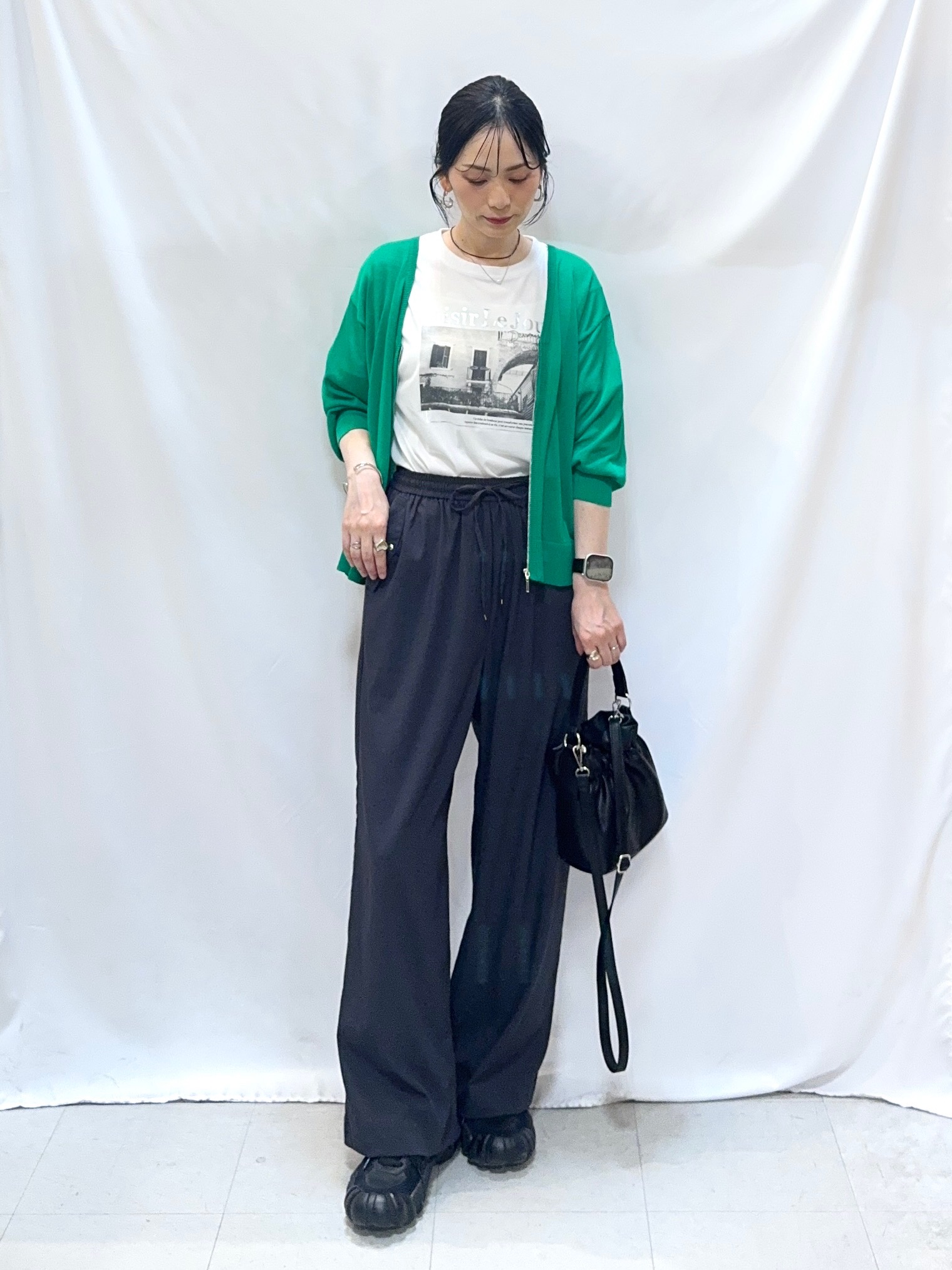𝐇𝐢𝐫𝐨𝐦𝐢さんの「SHOO･LA･RUE｜【洗濯機可/S-LL】程よいVネックですっきり魅せる ジップアップ 7分袖シアーカーディガン」を使ったコーディネート