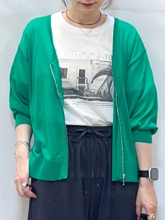 𝐇𝐢𝐫𝐨𝐦𝐢さんの「SHOO･LA･RUE｜【洗濯機可/S-LL】程よいVネックですっきり魅せる ジップアップ 7分袖シアーカーディガン」を使ったコーディネート