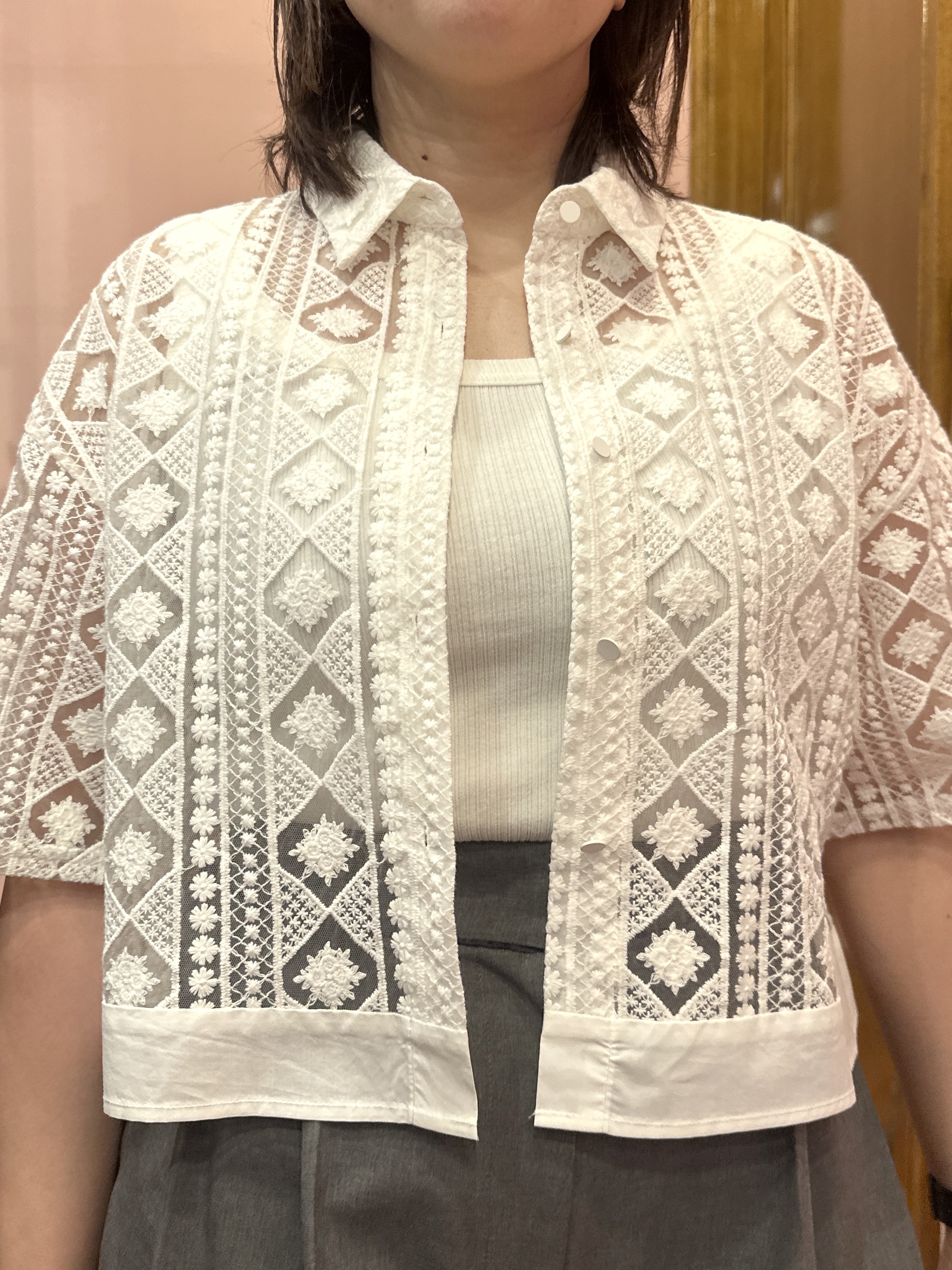 komatsuさんの「DRESSTERIOR｜【着映え/ハーフ袖】ウォッシャブルレース クロップドシャツ」を使ったコーディネート