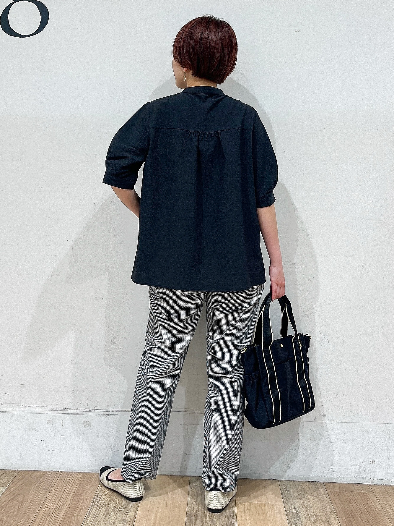 山さんさんの「grove｜【貴島明日香さん着用/体型カバー】ON・OFF使えるスモッキングタックブラウス」を使ったコーディネート