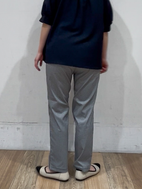 山さんさんの「grove｜【貴島明日香さん着用/体型カバー】ON・OFF使えるスモッキングタックブラウス」を使ったコーディネート