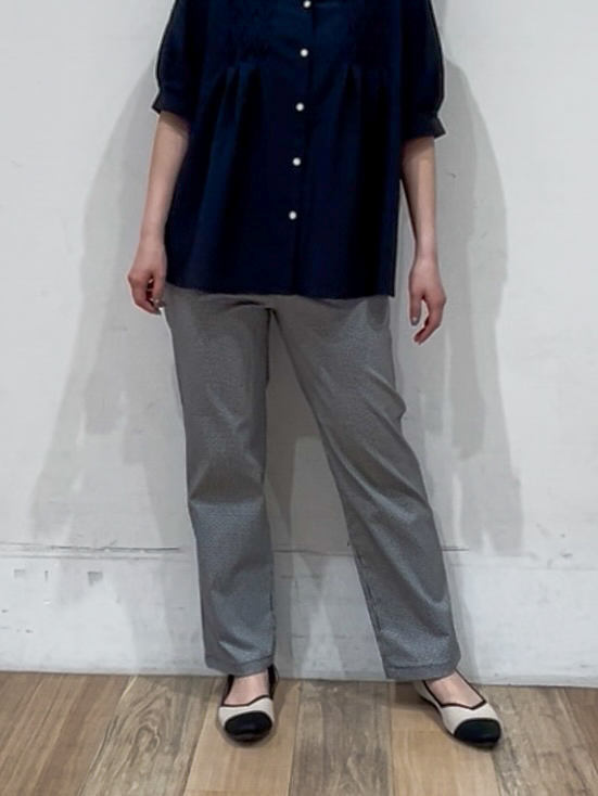 山さんさんの「grove｜【貴島明日香さん着用/体型カバー】ON・OFF使えるスモッキングタックブラウス」を使ったコーディネート