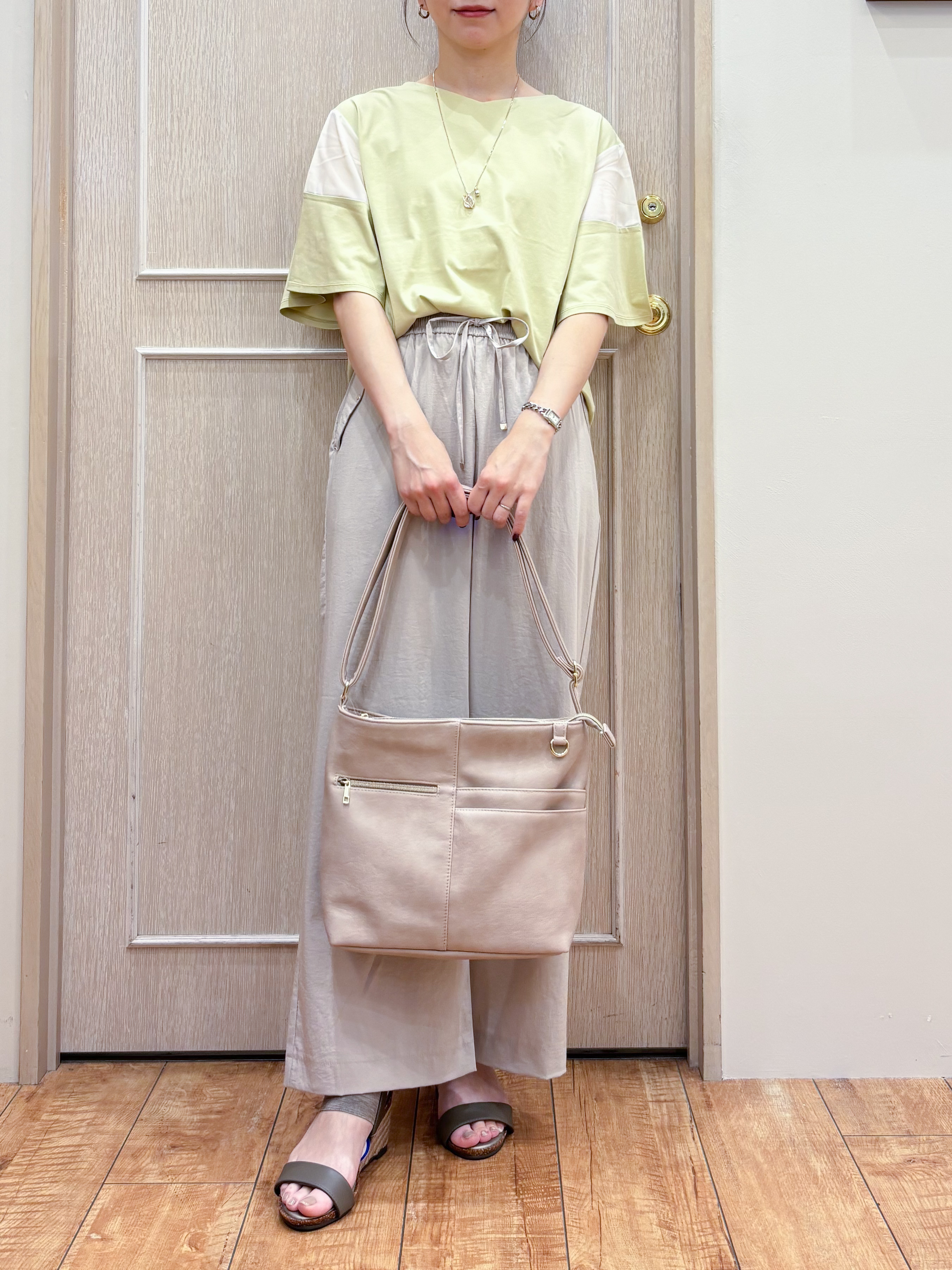 なみさんの「SHOO･LA･RUE｜【S-LL/洗濯機可/体型カバー】フレアスリーブで二の腕を自然に隠せる 浅VネックTシャツ」を使ったコーディネート