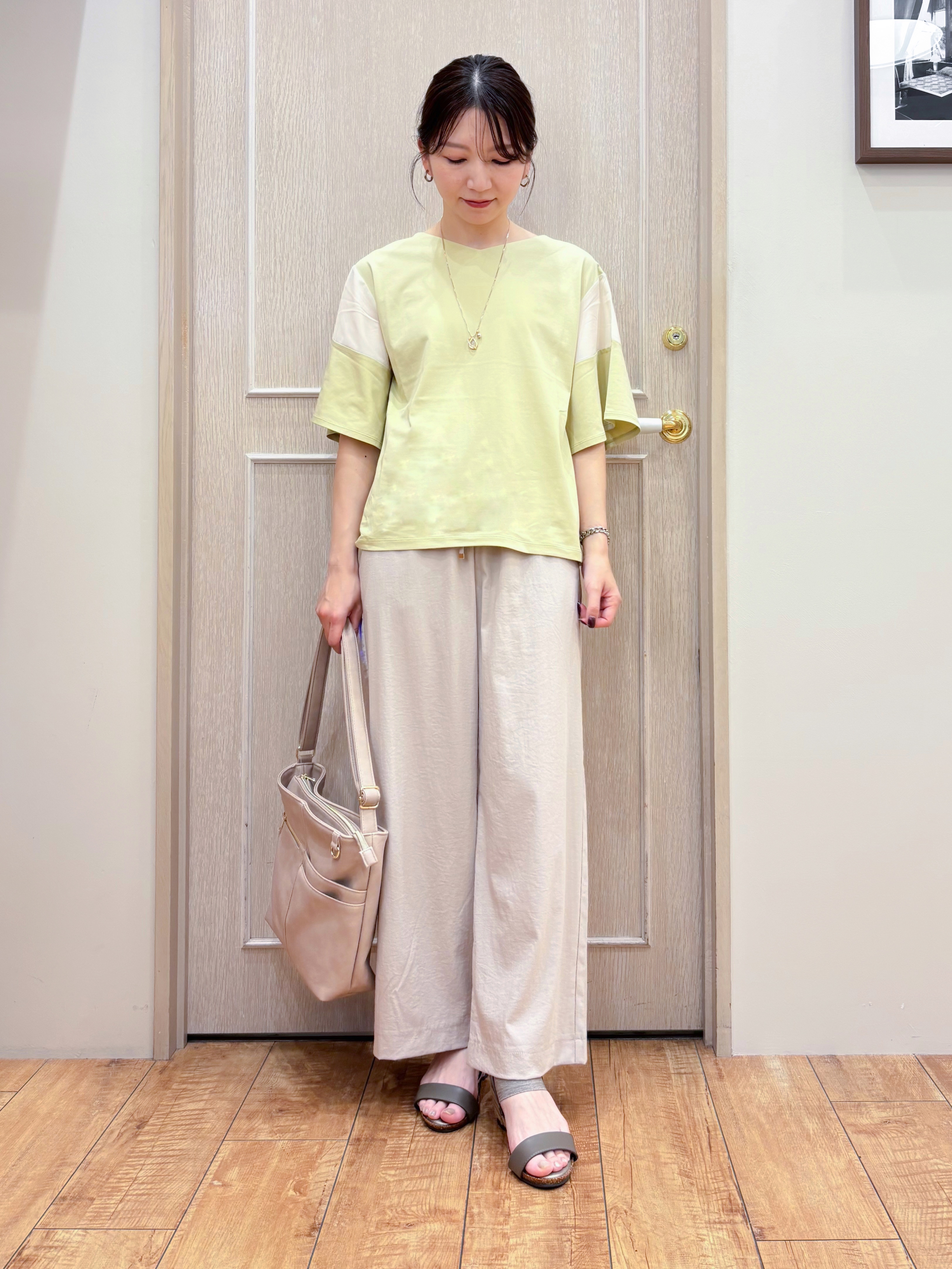 なみさんの「SHOO･LA･RUE｜【S-LL/洗濯機可/体型カバー】フレアスリーブで二の腕を自然に隠せる 浅VネックTシャツ」を使ったコーディネート