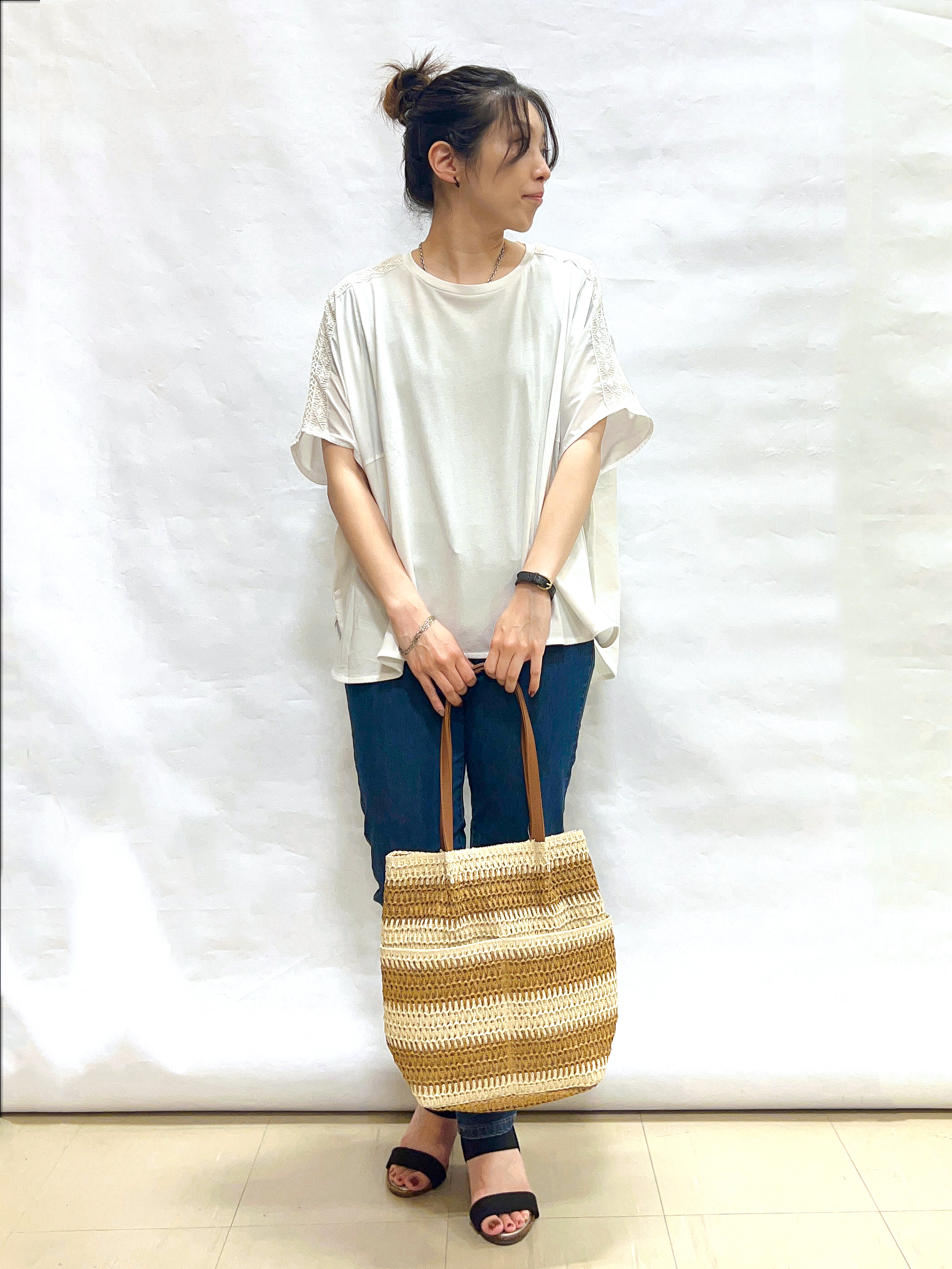 まっつんさんの「SHOO･LA･RUE｜【洗濯機可/体型カバー】インせず着られる 肩レース切り替えポンチョ風トップス」を使ったコーディネート