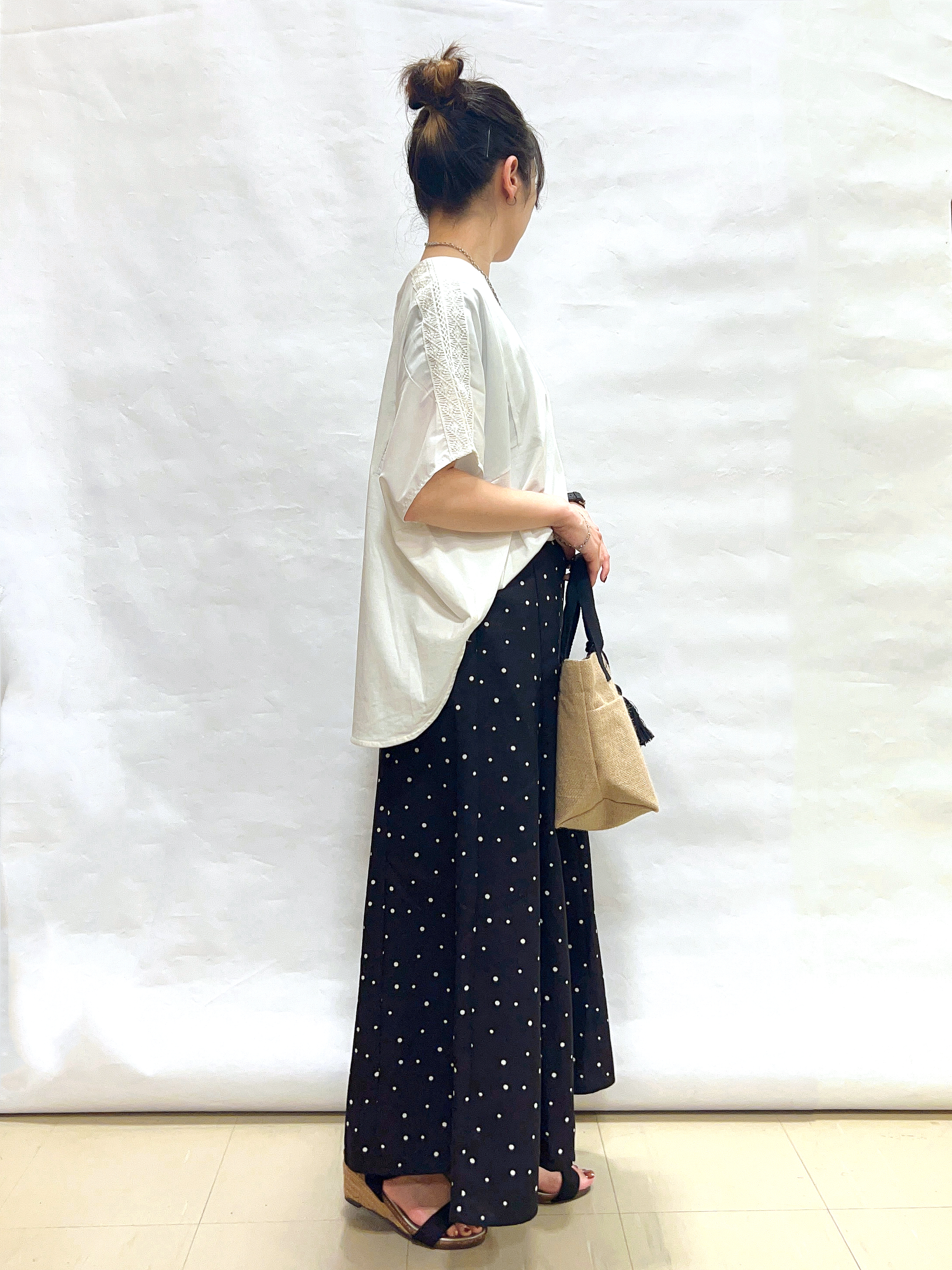 まっつんさんの「SHOO･LA･RUE｜【洗濯機可/体型カバー】インせず着られる 肩レース切り替えポンチョ風トップス」を使ったコーディネート
