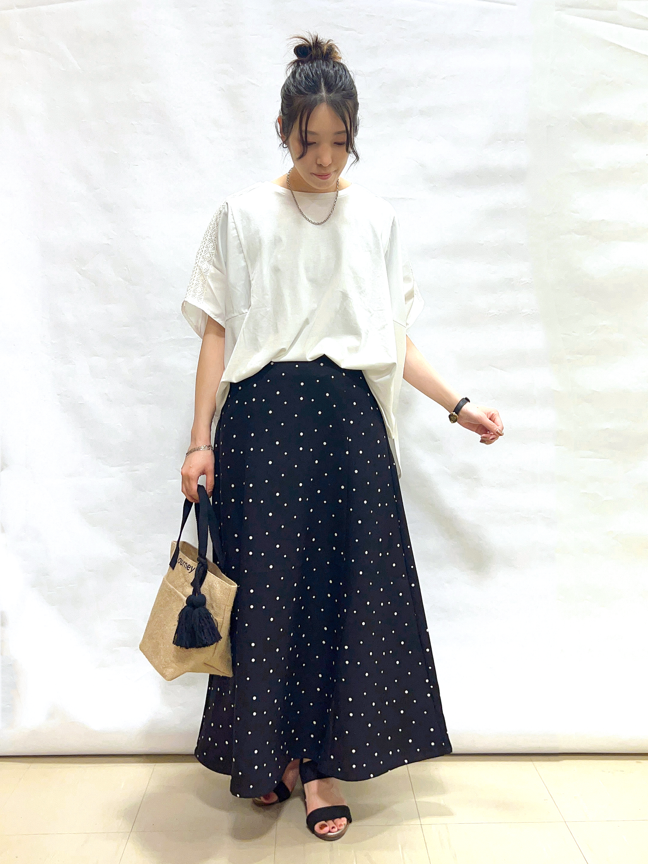 まっつんさんの「SHOO･LA･RUE｜【洗濯機可/体型カバー】インせず着られる 肩レース切り替えポンチョ風トップス」を使ったコーディネート