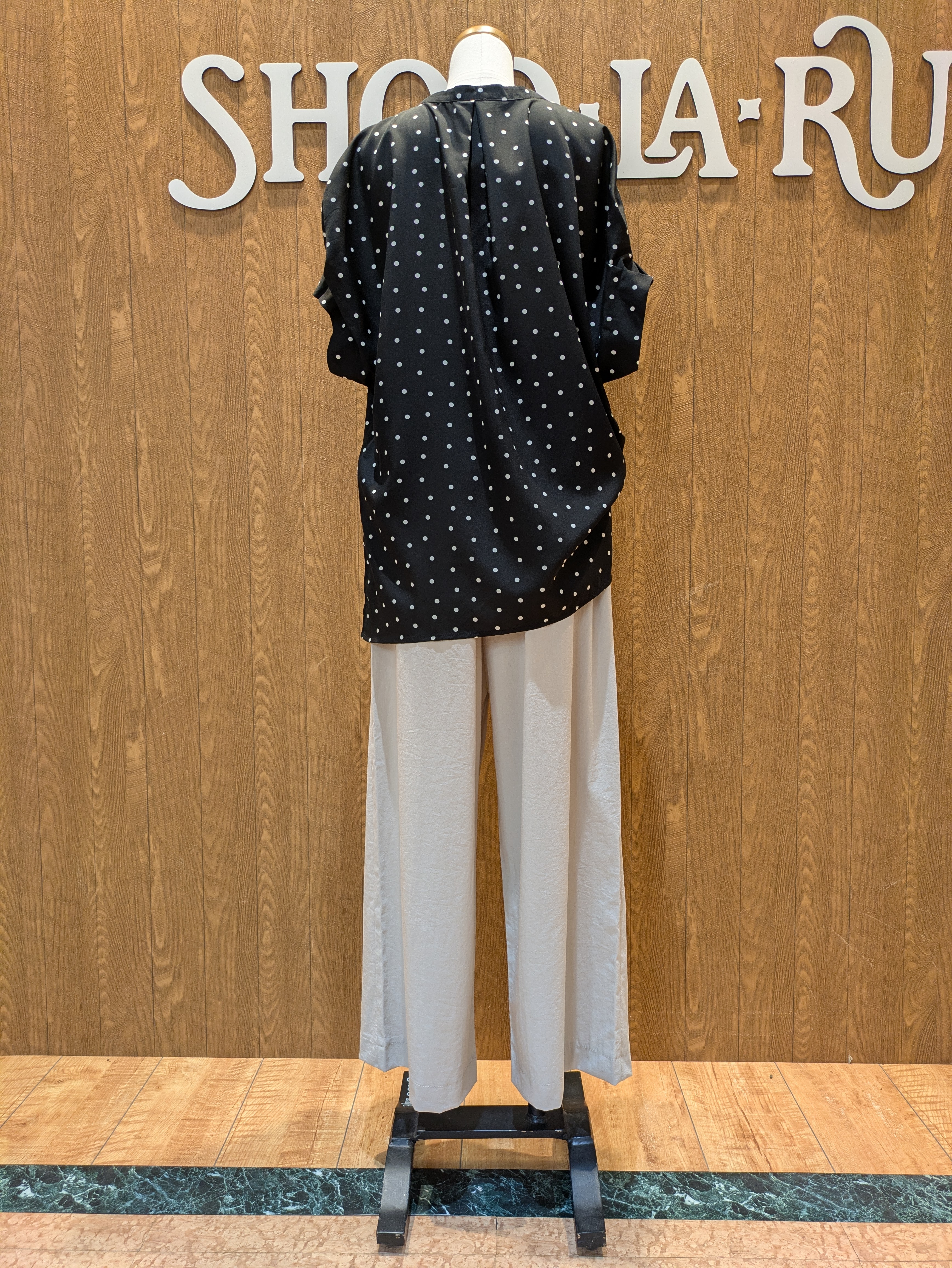 MARIEさんの「SHOO･LA･RUE｜【洗濯機可／洗濯後しわになりにくい】大人の甘さをプラスする ドット柄袖タックブラウス」を使ったコーディネート