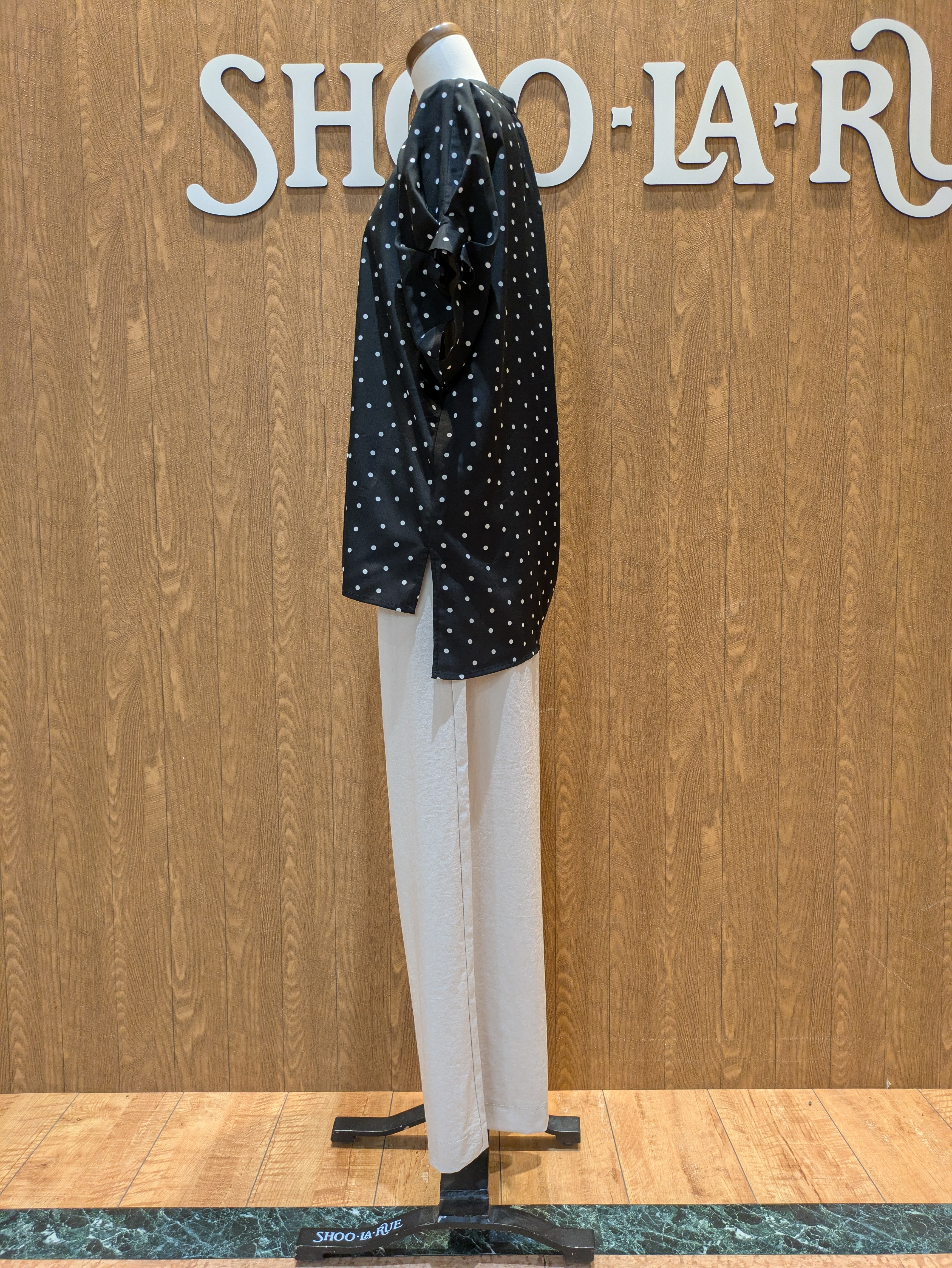 MARIEさんの「SHOO･LA･RUE｜【洗濯機可／洗濯後しわになりにくい】大人の甘さをプラスする ドット柄袖タックブラウス」を使ったコーディネート