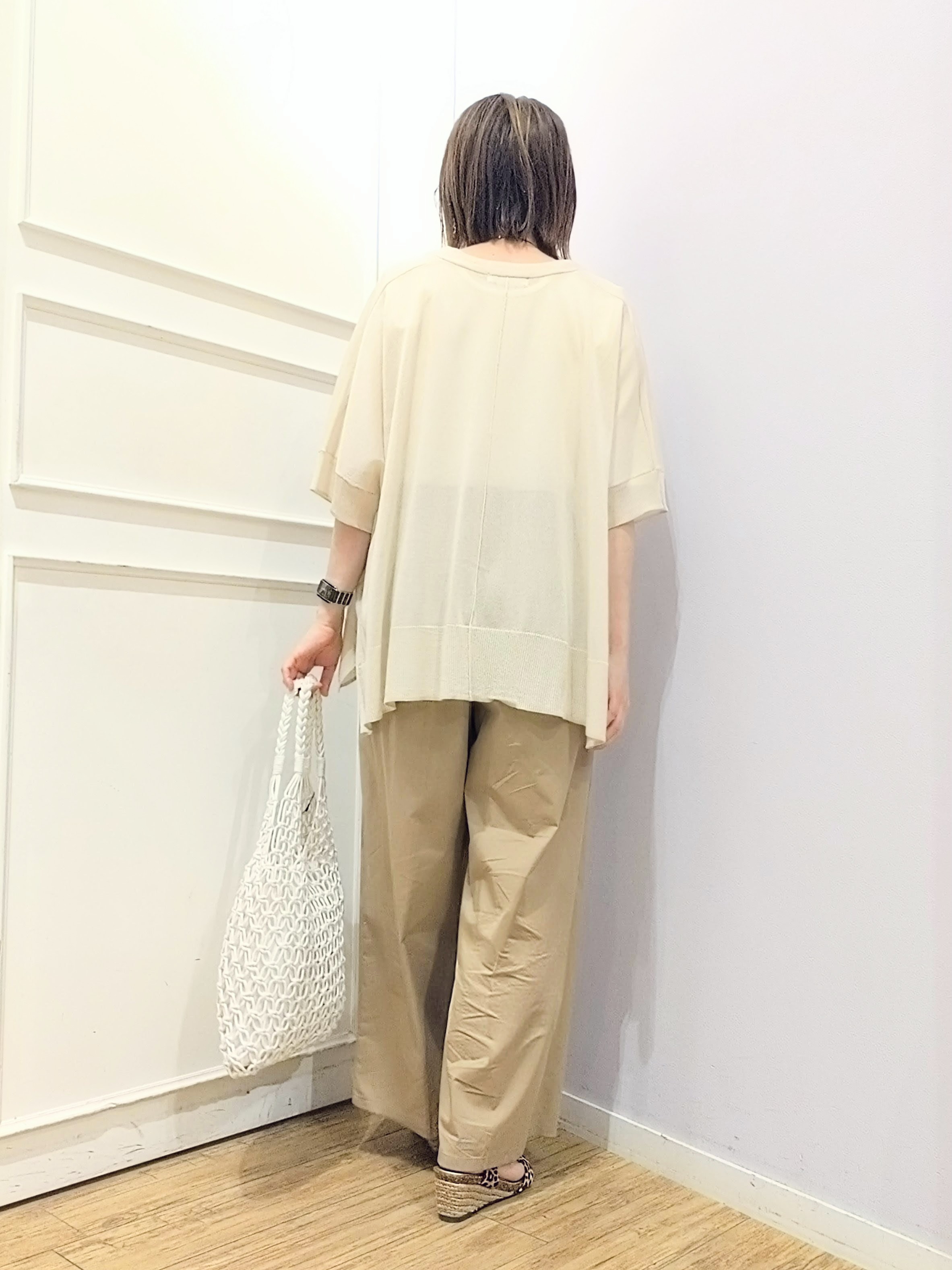 miomioさんの「SHOO･LA･RUE｜【洗濯機可/体型カバー】上品ラメがきらめく シアーポンチョ風カーディガン」を使ったコーディネート