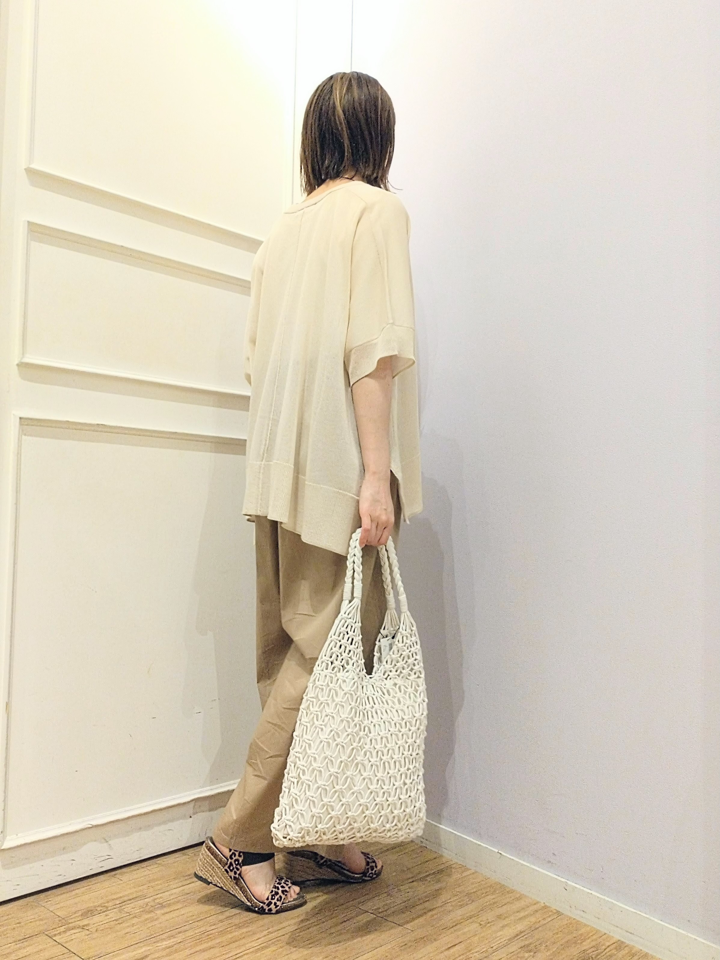 miomioさんの「SHOO･LA･RUE｜【洗濯機可/体型カバー】上品ラメがきらめく シアーポンチョ風カーディガン」を使ったコーディネート