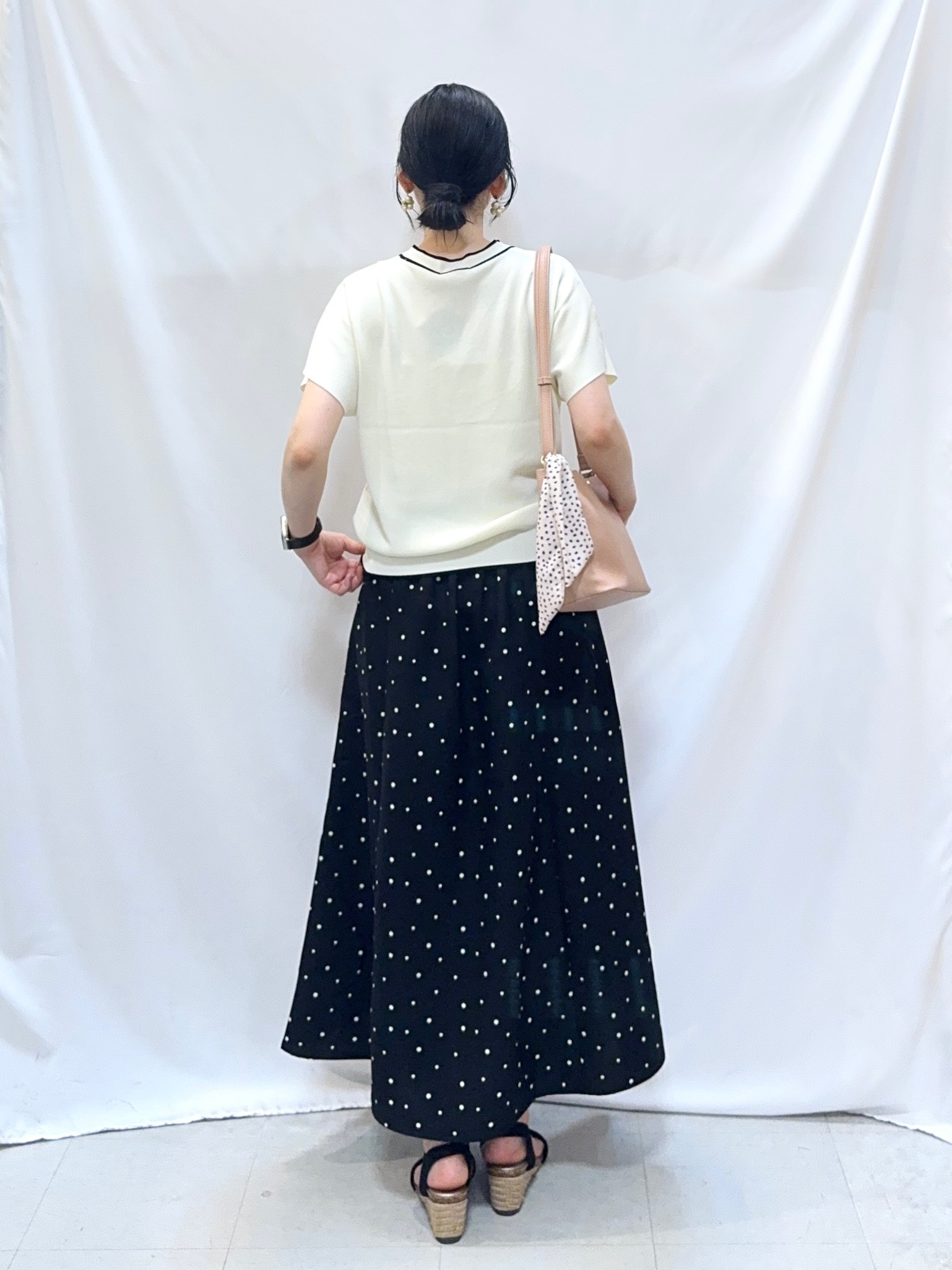 𝐇𝐢𝐫𝐨𝐦𝐢さんの「SHOO･LA･RUE｜【高レビュー/毎日洗える/UV】二の腕も隠せる 配色ボウタイニット」を使ったコーディネート