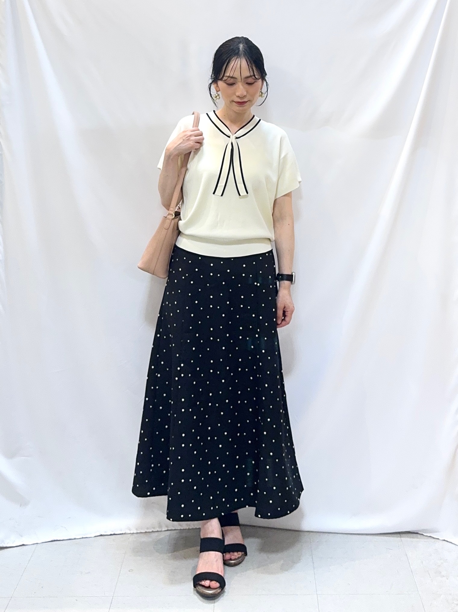𝐇𝐢𝐫𝐨𝐦𝐢さんの「SHOO･LA･RUE｜【高レビュー/毎日洗える/UV】二の腕も隠せる 配色ボウタイニット」を使ったコーディネート