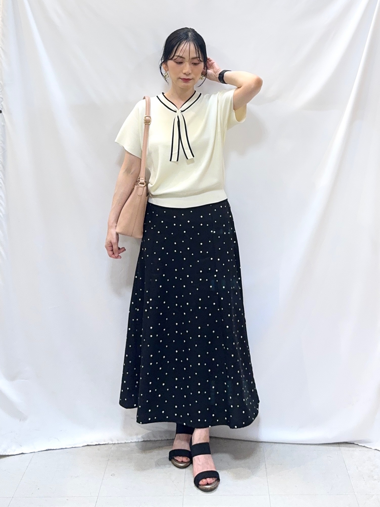 𝐇𝐢𝐫𝐨𝐦𝐢さんの「SHOO･LA･RUE｜【高レビュー/毎日洗える/UV】二の腕も隠せる 配色ボウタイニット」を使ったコーディネート