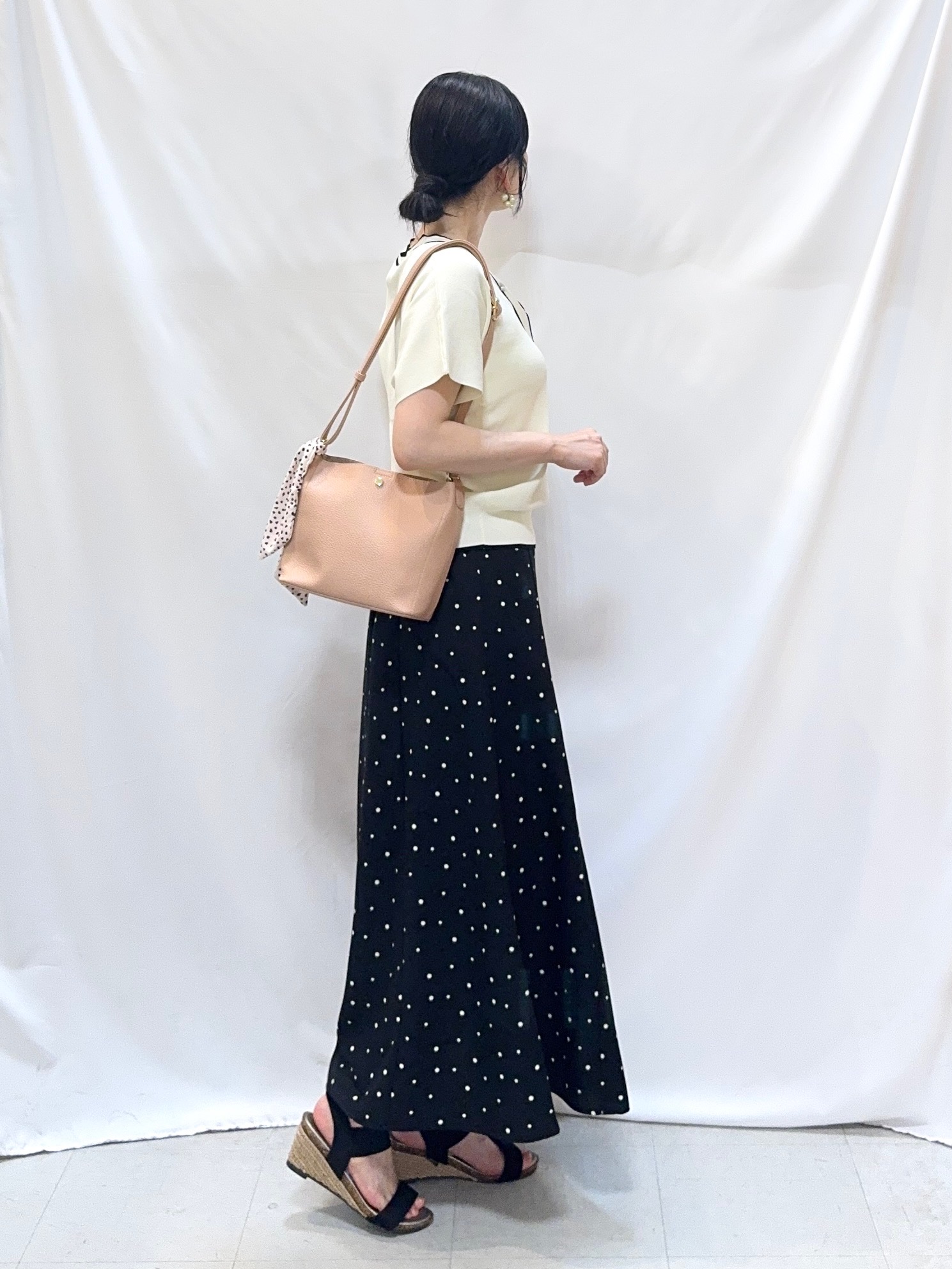 𝐇𝐢𝐫𝐨𝐦𝐢さんの「SHOO･LA･RUE｜【高レビュー/毎日洗える/UV】二の腕も隠せる 配色ボウタイニット」を使ったコーディネート