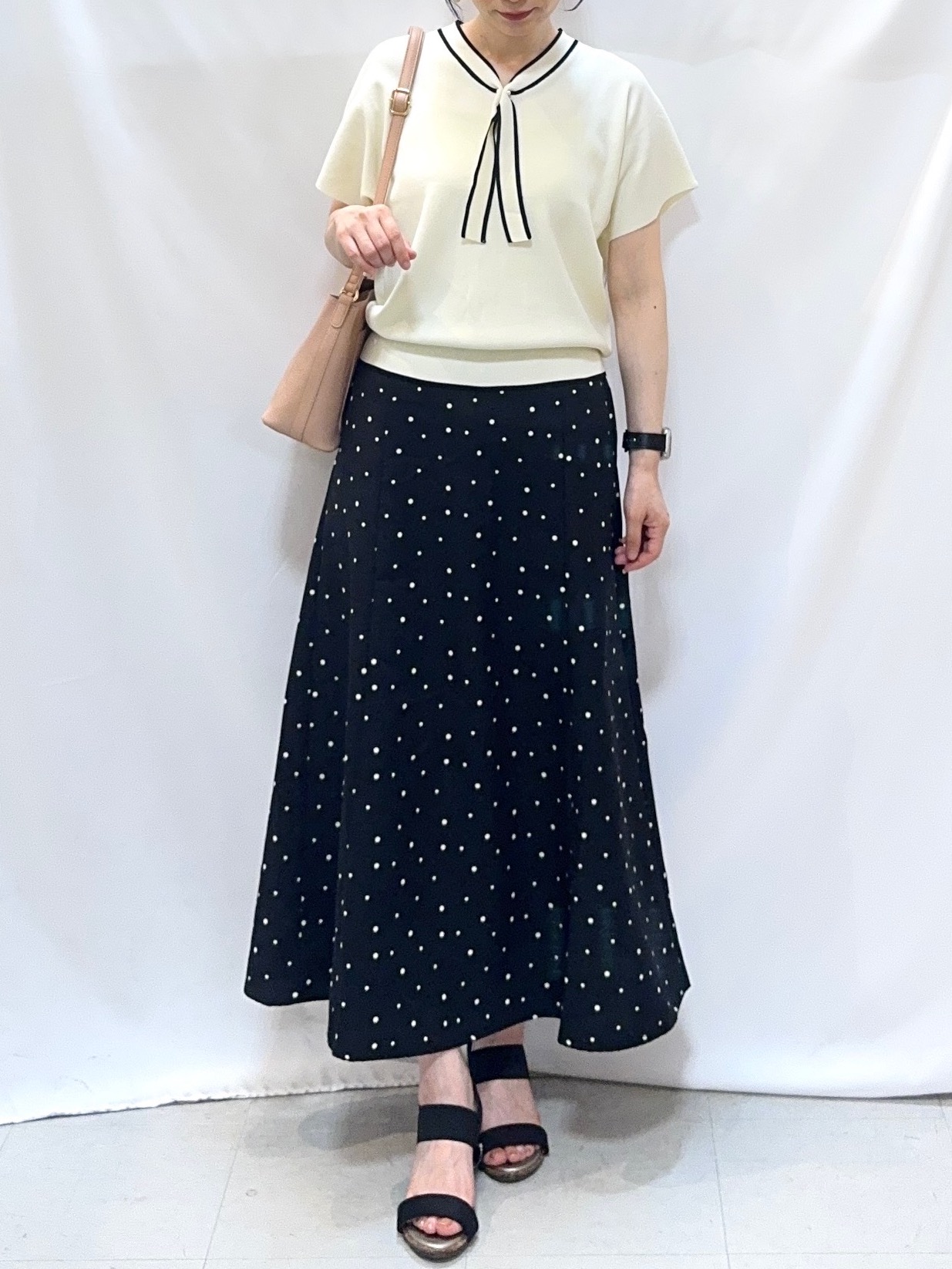 𝐇𝐢𝐫𝐨𝐦𝐢さんの「SHOO･LA･RUE｜【高レビュー/毎日洗える/UV】二の腕も隠せる 配色ボウタイニット」を使ったコーディネート
