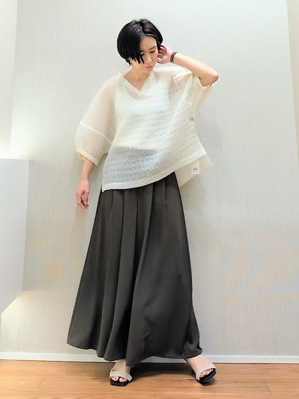 ミズタさんの「UNTITLED｜【洗える】シアーVネックブラウス」を使ったコーディネート
