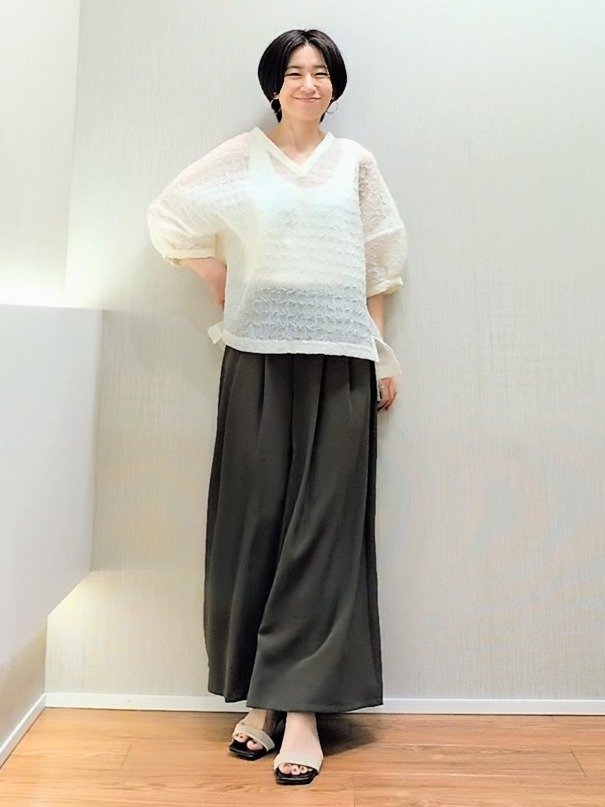 ミズタさんの「UNTITLED｜【洗える】シアーVネックブラウス」を使ったコーディネート