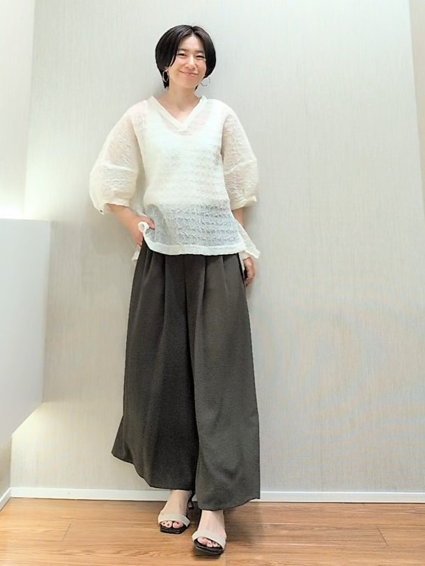 ミズタさんの「UNTITLED｜【洗える】シアーVネックブラウス」を使ったコーディネート