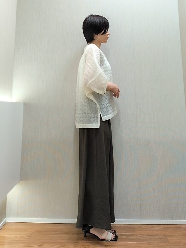 ミズタさんの「UNTITLED｜【洗える】シアーVネックブラウス」を使ったコーディネート