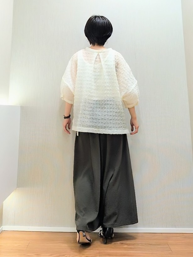 ミズタさんの「UNTITLED｜【洗える】シアーVネックブラウス」を使ったコーディネート