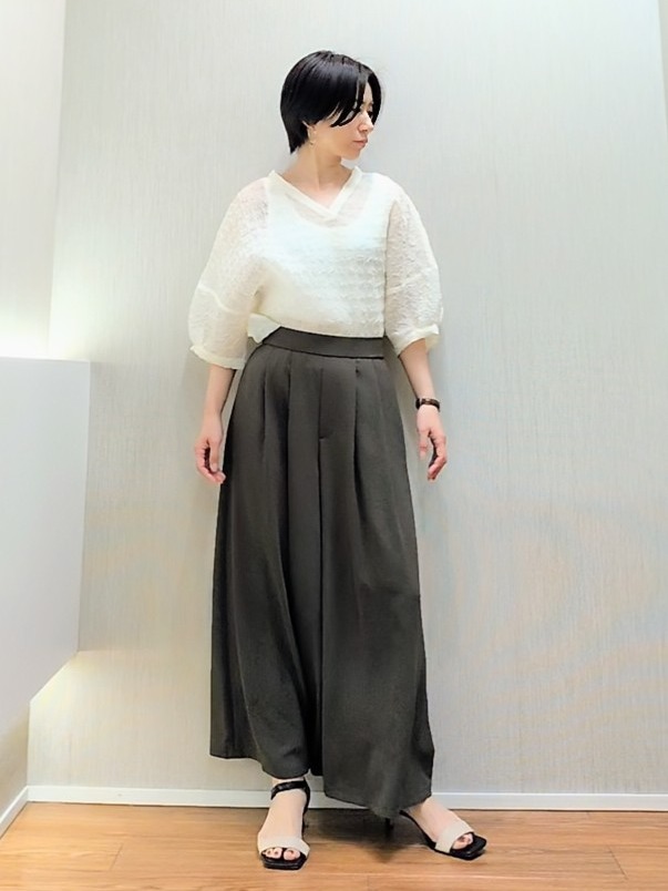 ミズタさんの「UNTITLED｜【洗える】シアーVネックブラウス」を使ったコーディネート