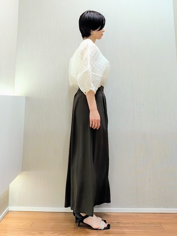 ミズタさんの「UNTITLED｜【洗える】シアーVネックブラウス」を使ったコーディネート