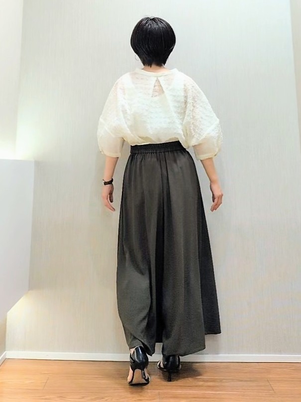 ミズタさんの「UNTITLED｜【洗える】シアーVネックブラウス」を使ったコーディネート
