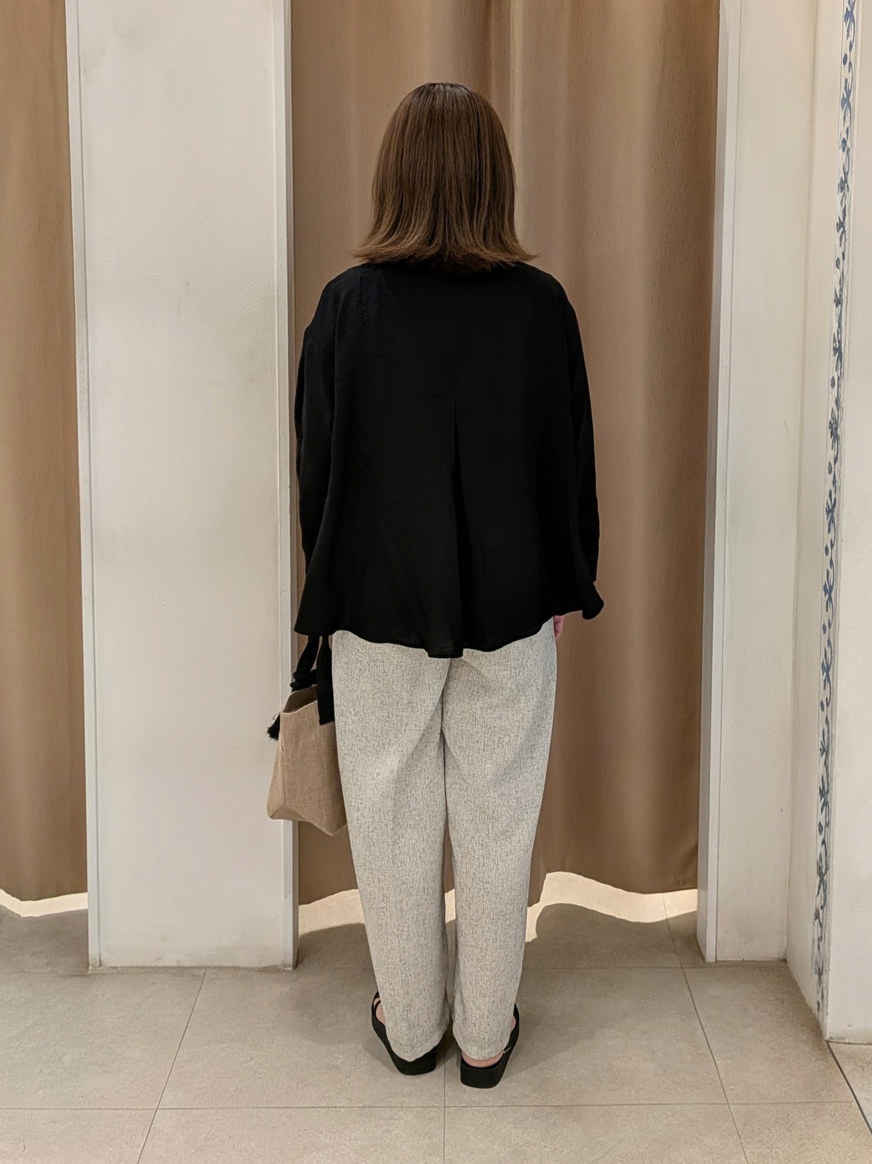 junさんの「SHOO･LA･RUE｜【洗濯機可/S-LL】お顔周りすっきり 大人のシアーシャツカーディガン」を使ったコーディネート