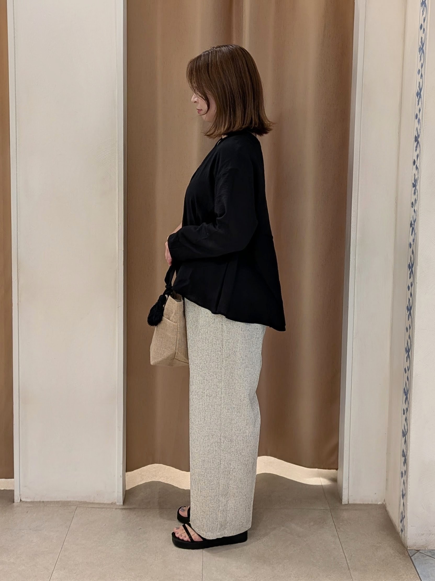junさんの「SHOO･LA･RUE｜【洗濯機可/S-LL】お顔周りすっきり 大人のシアーシャツカーディガン」を使ったコーディネート