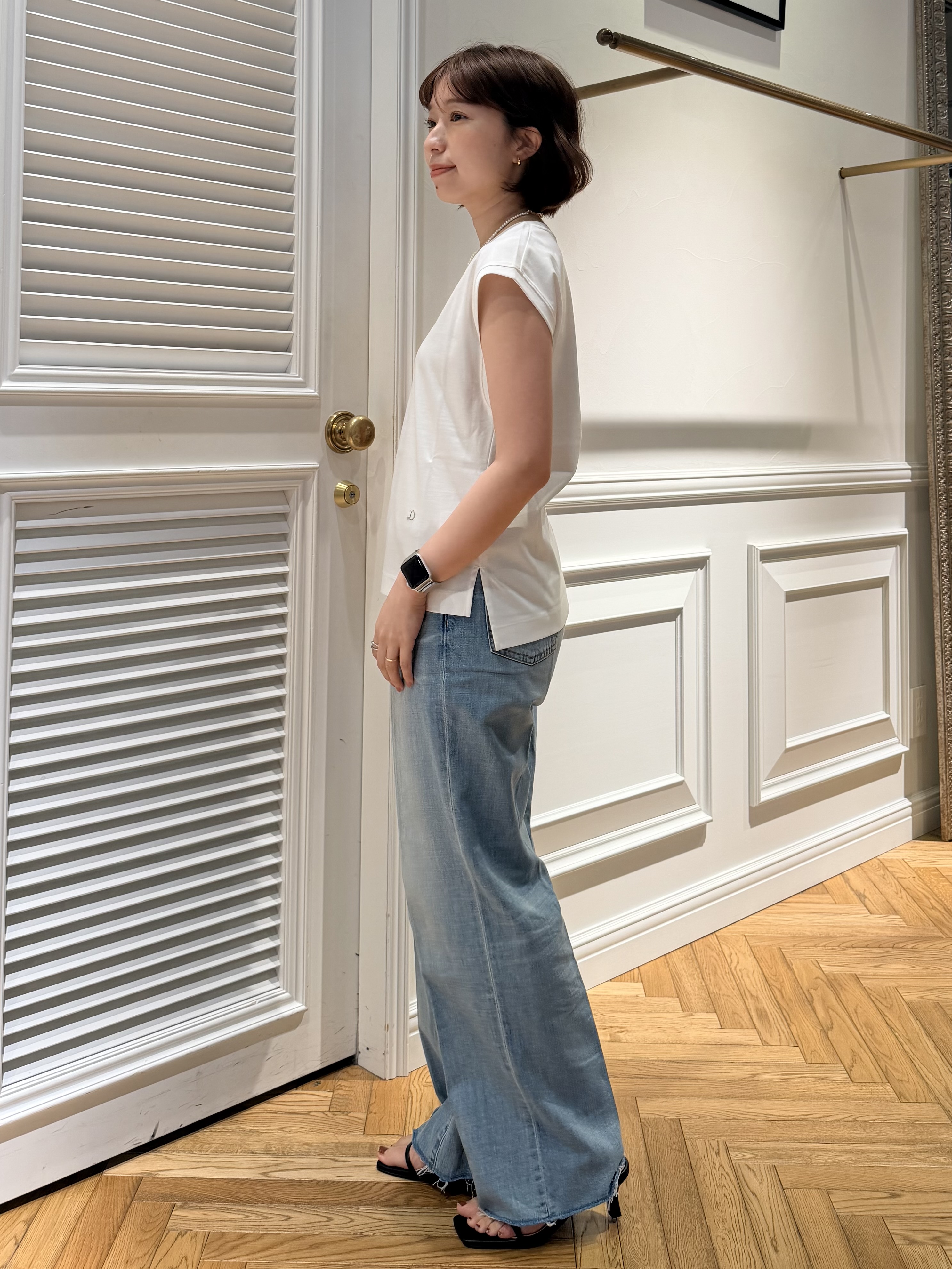 つじ まこさんの「DRESSTERIOR｜センタープレス ワイドストレートデニム」を使ったコーディネート