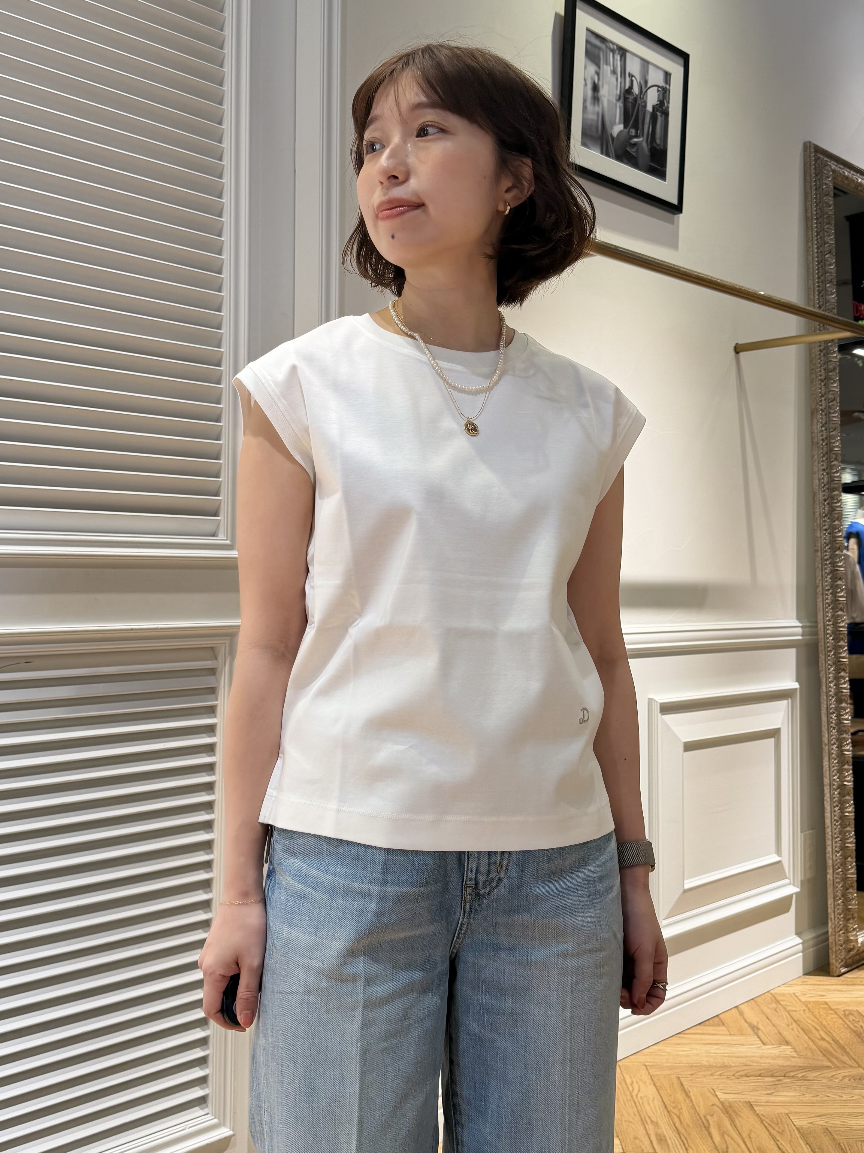つじ まこさんの「DRESSTERIOR｜センタープレス ワイドストレートデニム」を使ったコーディネート